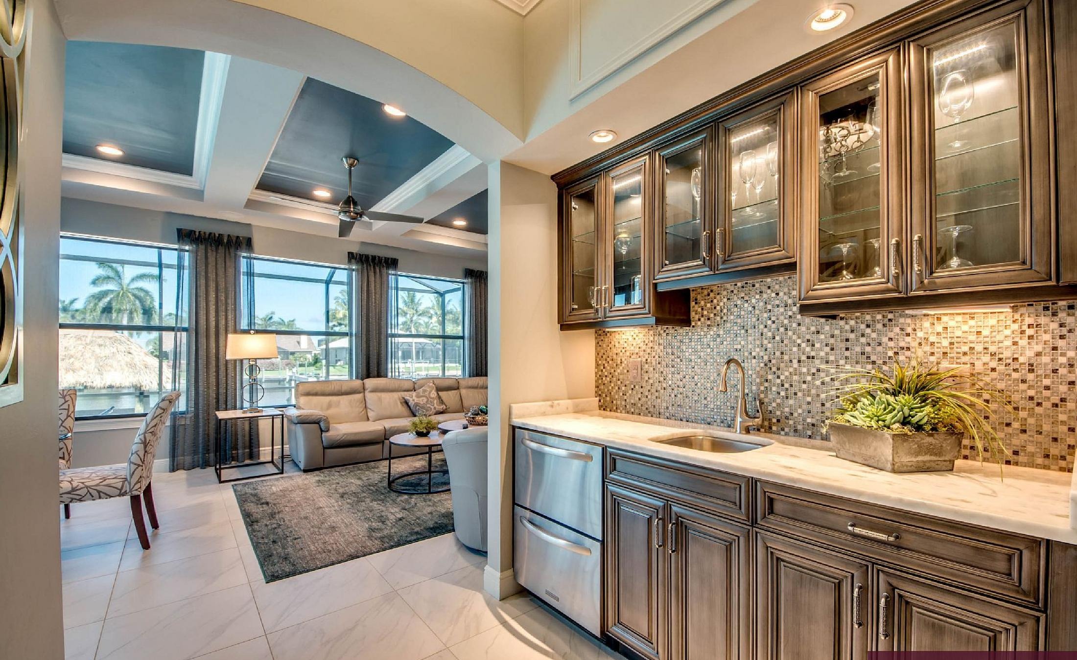 Elektrisch beheizter Pool mit Spa am Wasser mit privatem Bootsdock.