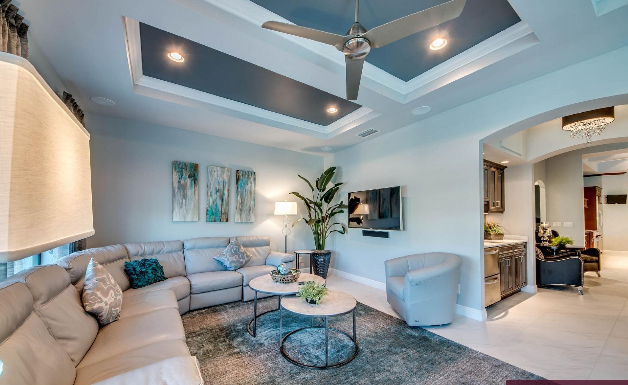 Elektrisch beheizter Pool mit Spa am Wasser mit privatem Bootsdock.