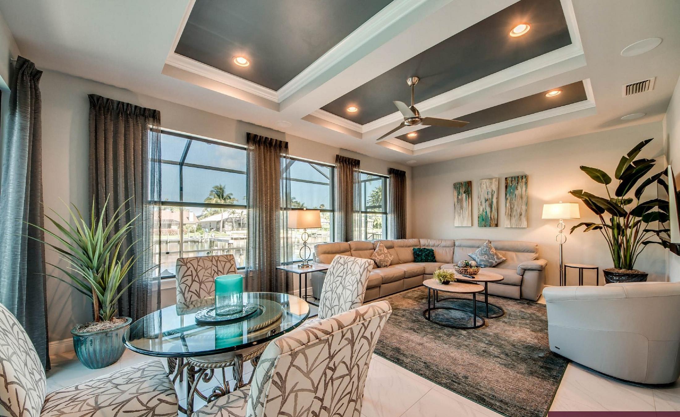 Elektrisch beheizter Pool mit Spa am Wasser mit privatem Bootsdock.