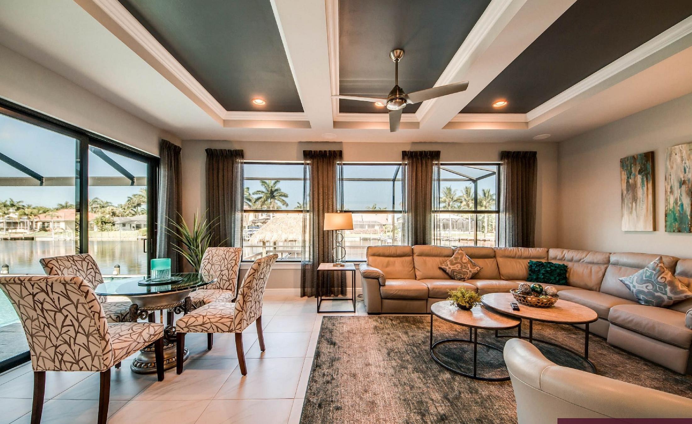 Elektrisch beheizter Pool mit Spa am Wasser mit privatem Bootsdock.