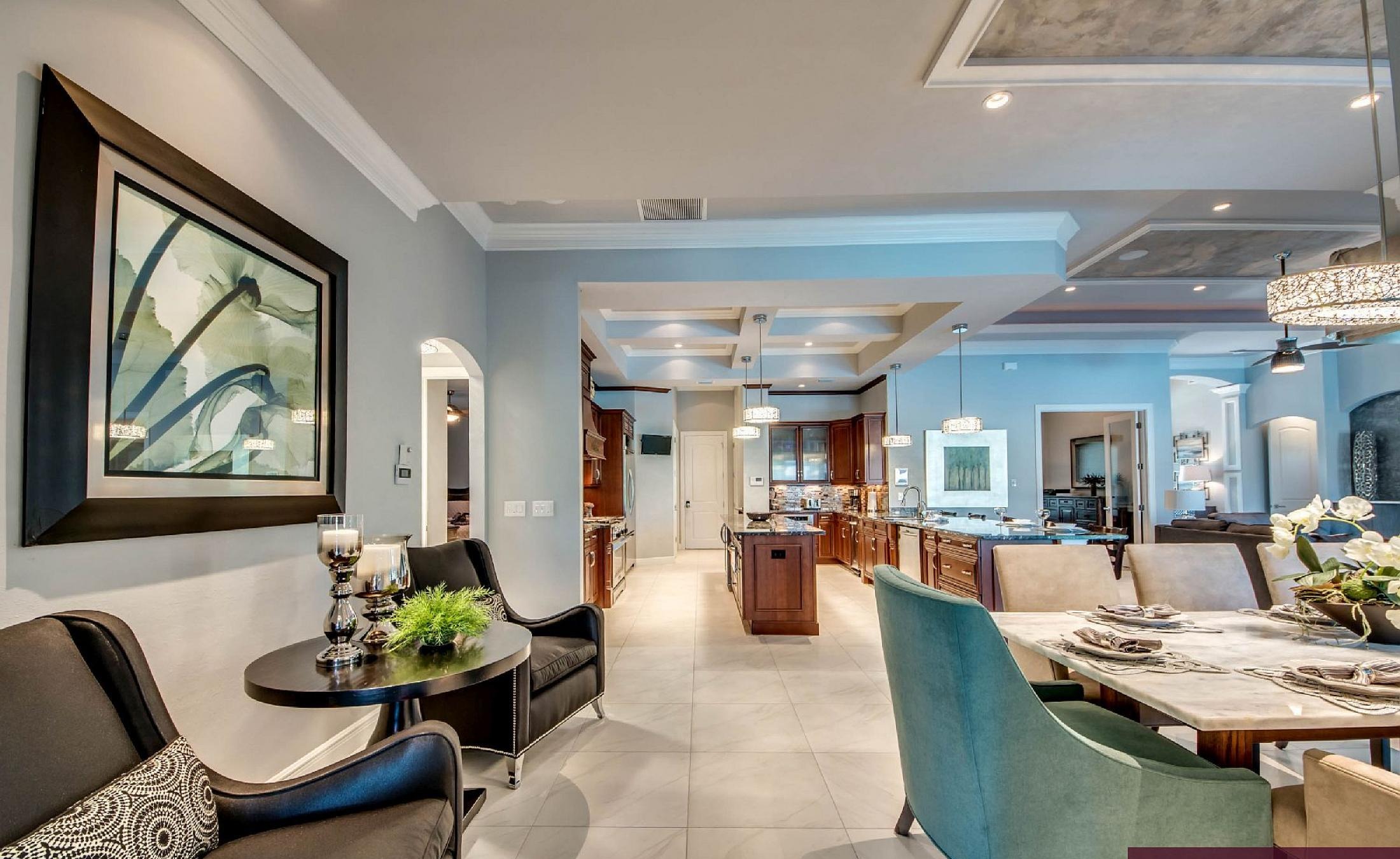 Elektrisch beheizter Pool mit Spa am Wasserblick in Cape Coral.