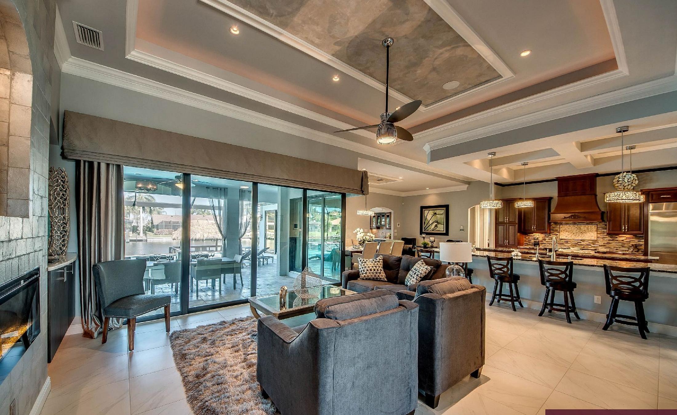 Elektrisch beheizter Pool mit Spa am Wasser und privatem Bootsdock.