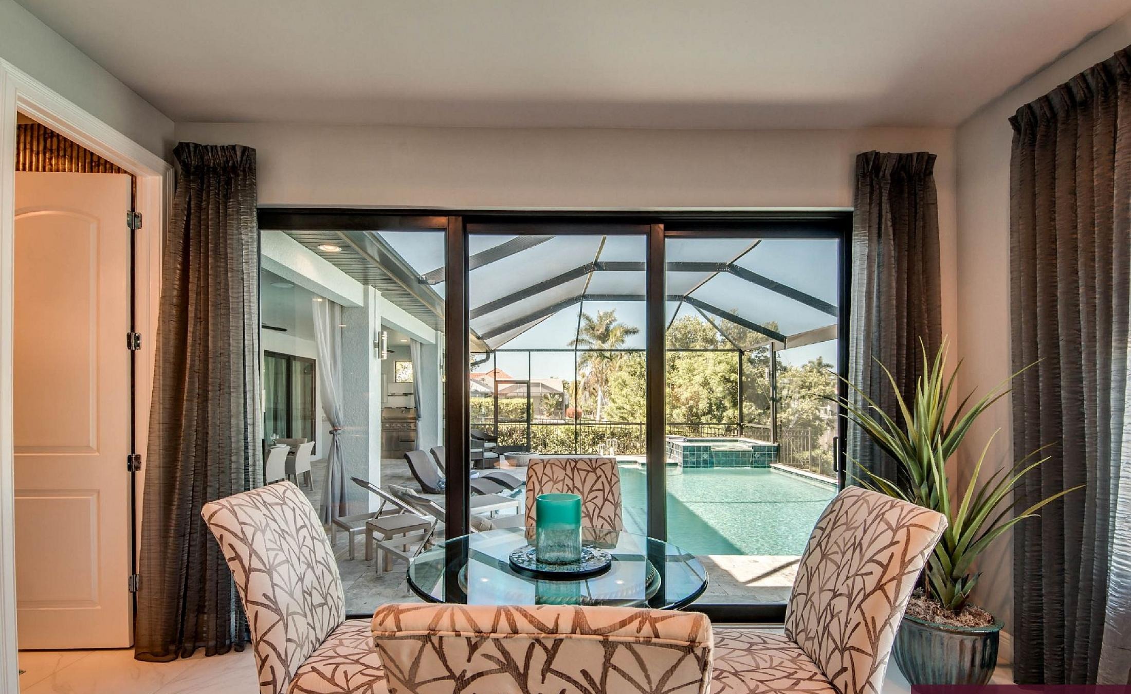 Elektrisch beheizter Pool mit Spa am Wasser mit privatem Bootsdock.