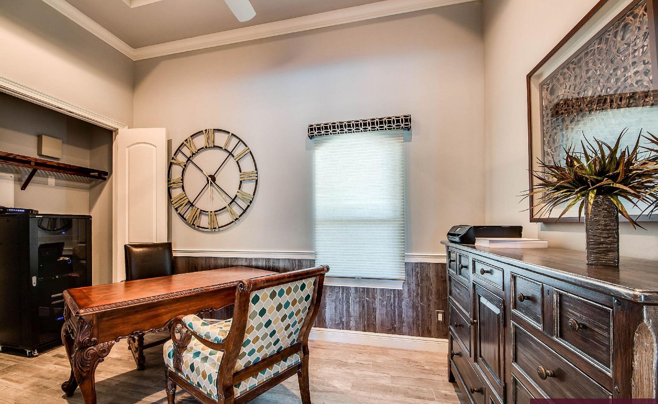 Elektrisch beheizter Pool mit Spa am Wasser mit privatem Bootsdock.