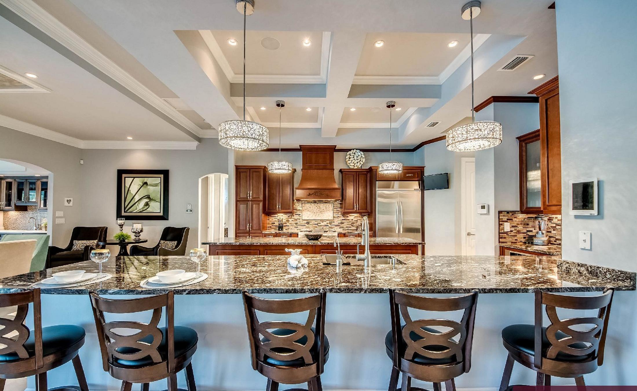 Elektrisch beheizter Pool mit Spa am Wasser mit privatem Bootsdock.