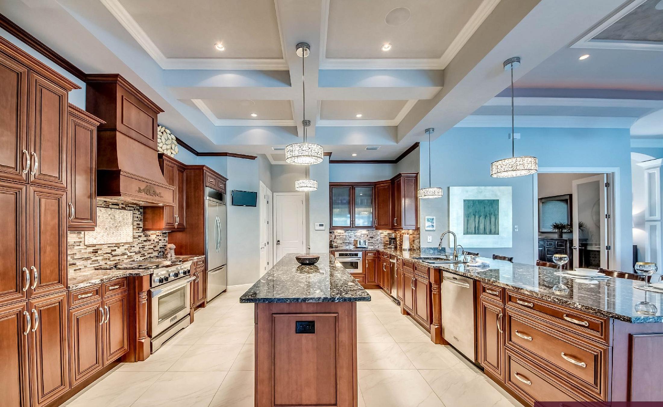 Elektrisch beheizter Pool mit Spa am Wasser mit privatem Bootsdock.