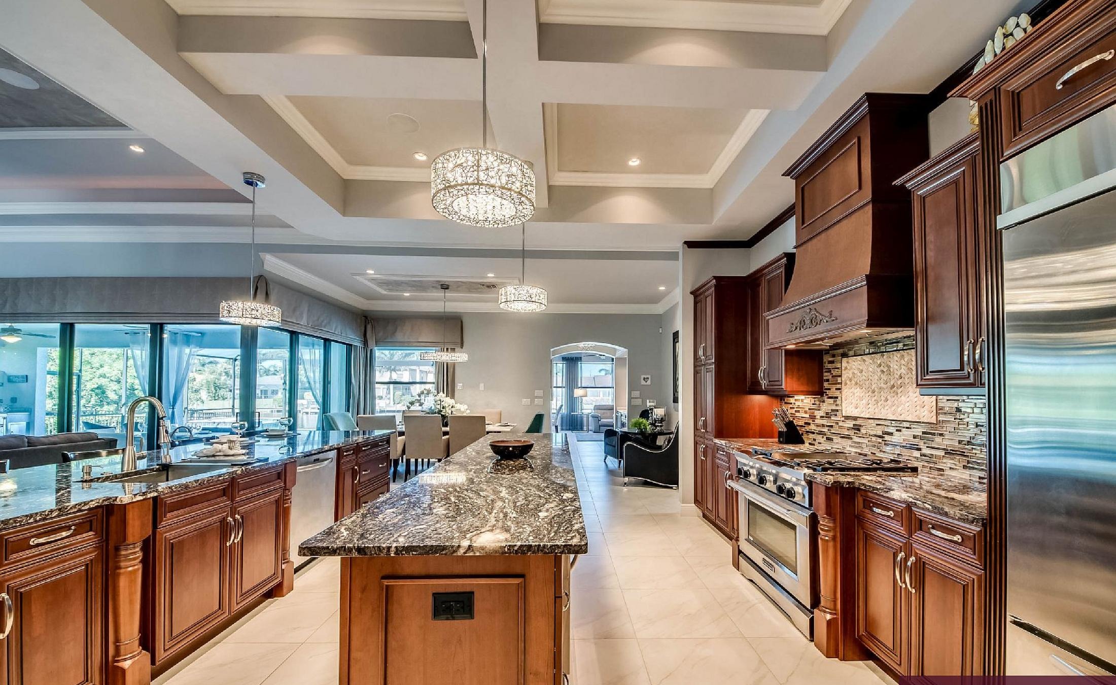 Elektrisch beheizter Pool mit Spa am Wasser und privatem Bootsdock.