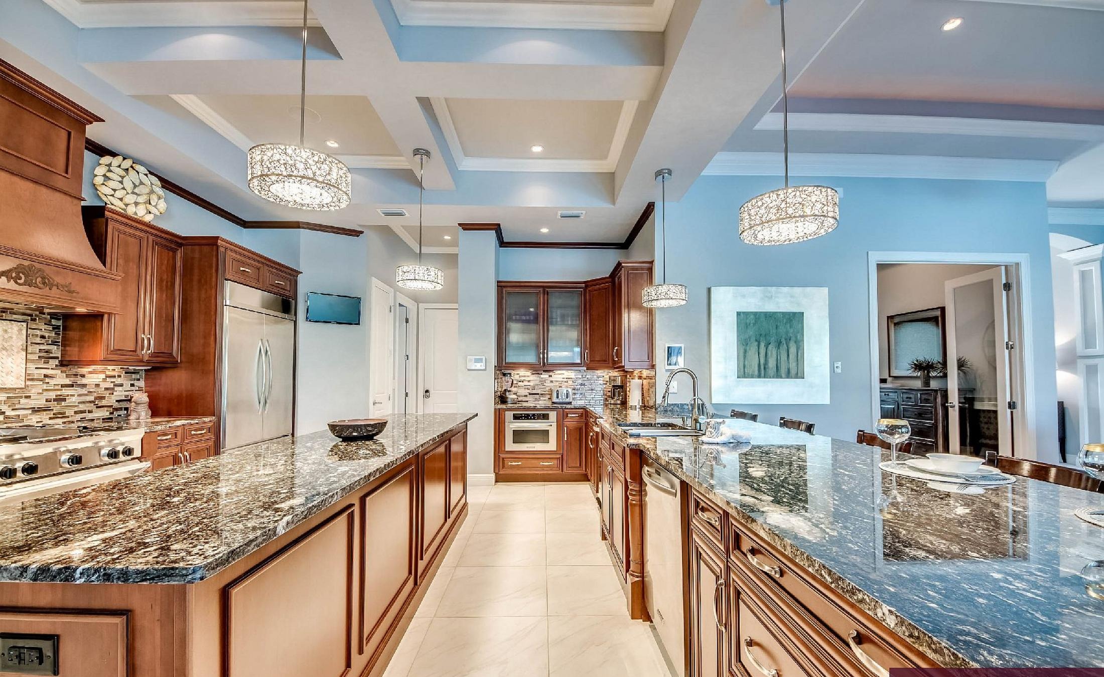 Elektrisch beheizter Pool mit Spa am Wasser mit privatem Bootsdock.