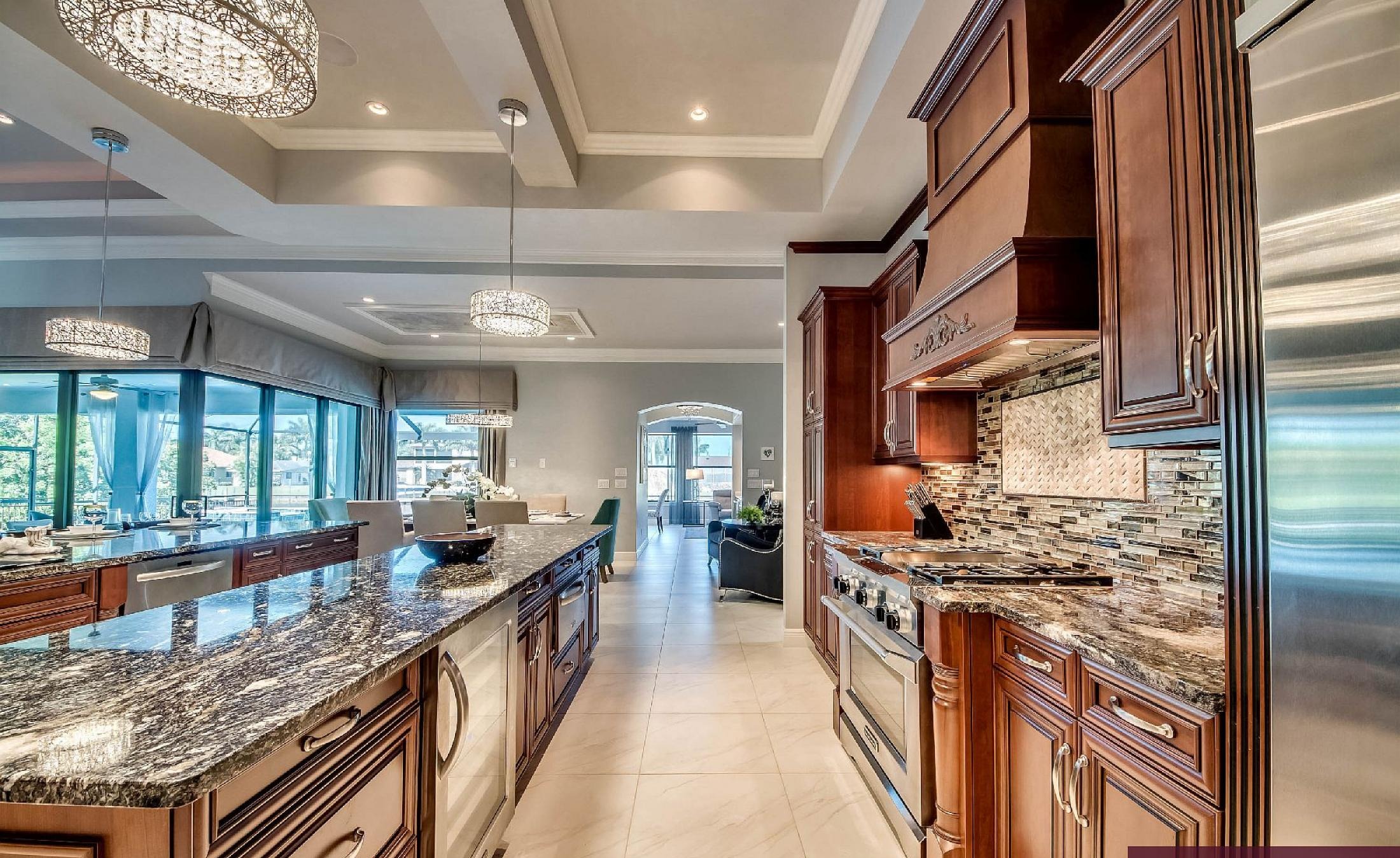 Villa am Wasser mit privatem Bootsdock und Poolbereich mit Spa