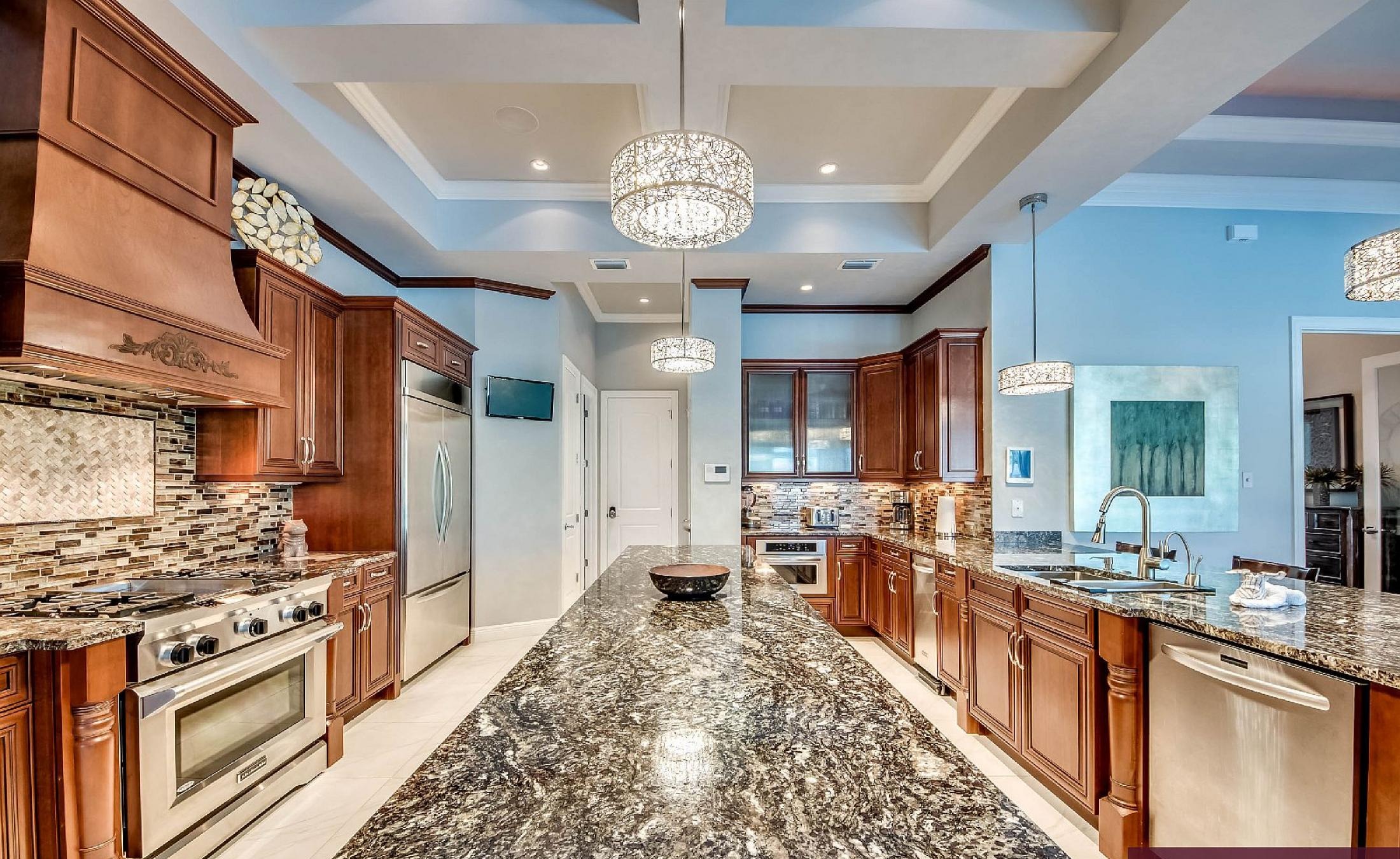 Elektrisch beheizter Pool mit Spa am Wasser und privatem Bootsdock.