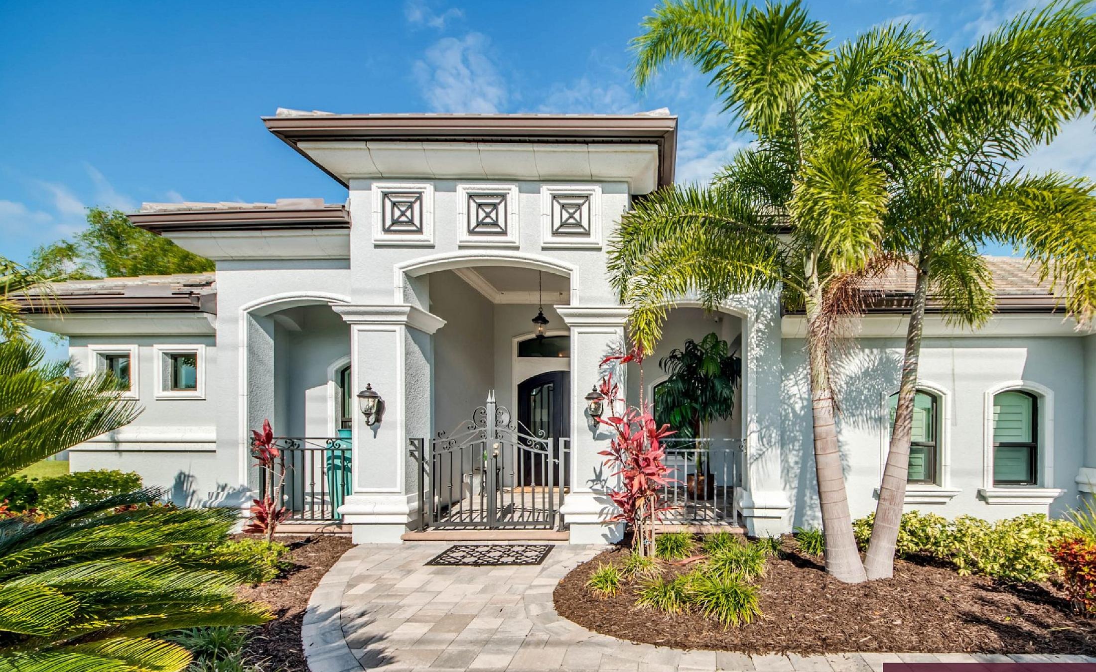 Elektrisch beheizter Pool mit Spa am Wasser und privatem Bootsdock.