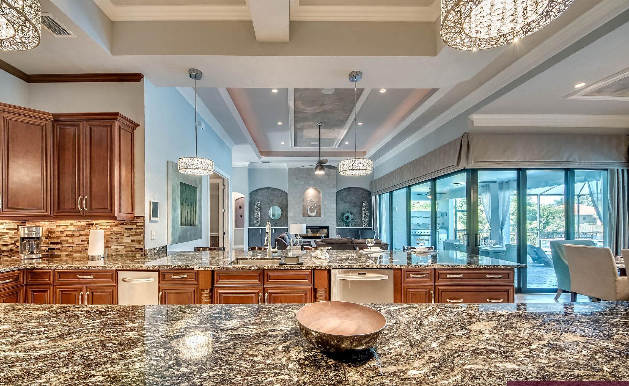 Villa am Wasser mit privatem Bootsdock und Pool mit Spa