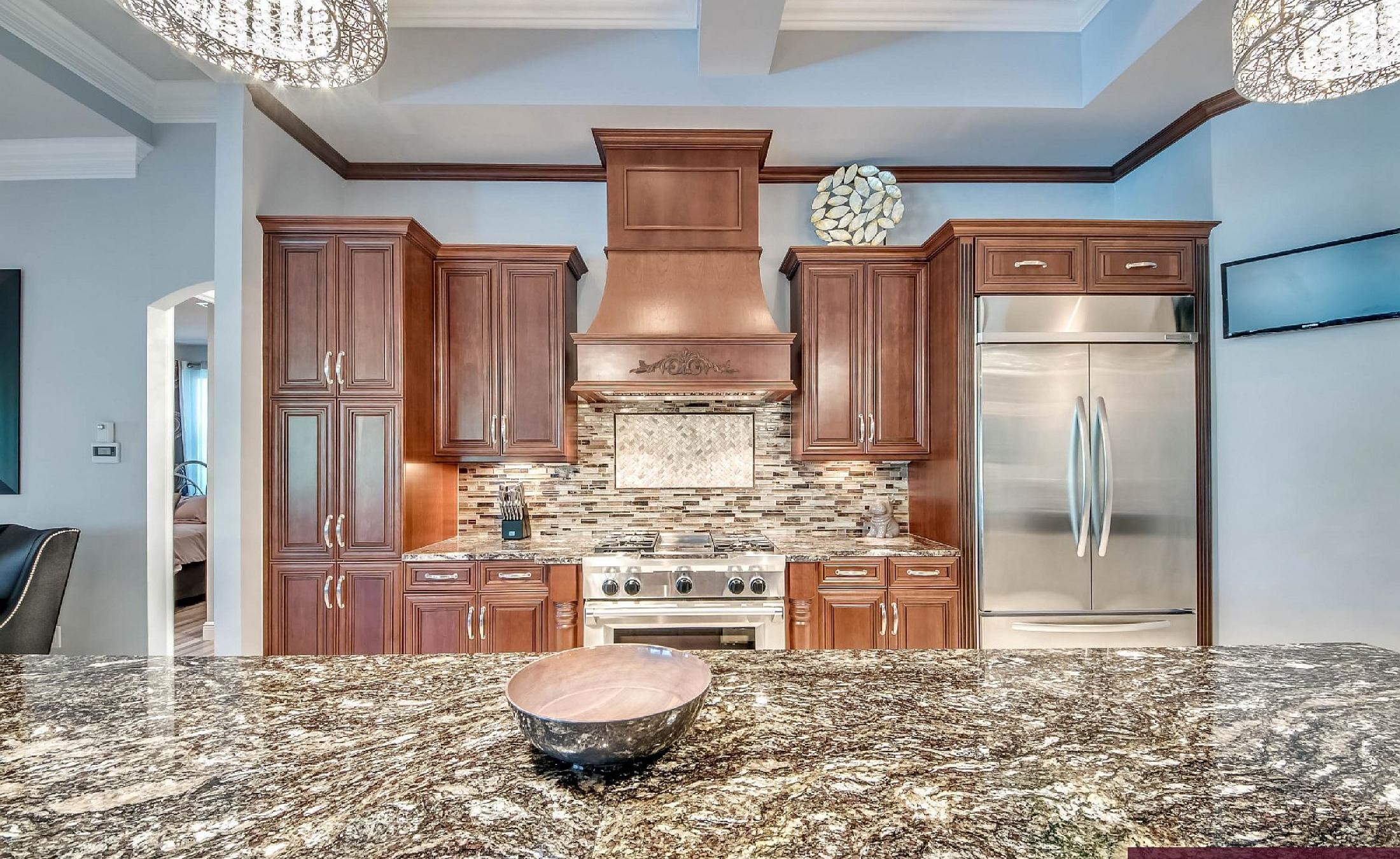 Elektrisch beheizter Pool mit Spa am Wasser und privatem Bootsdock.