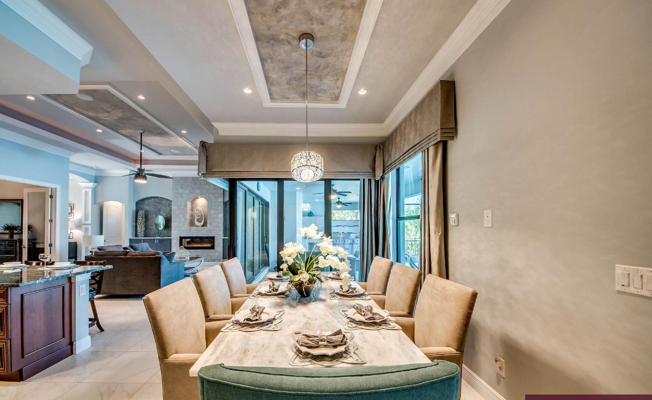 Elektrisch beheizter Pool mit Spa am Wasser und privatem Bootsdock.