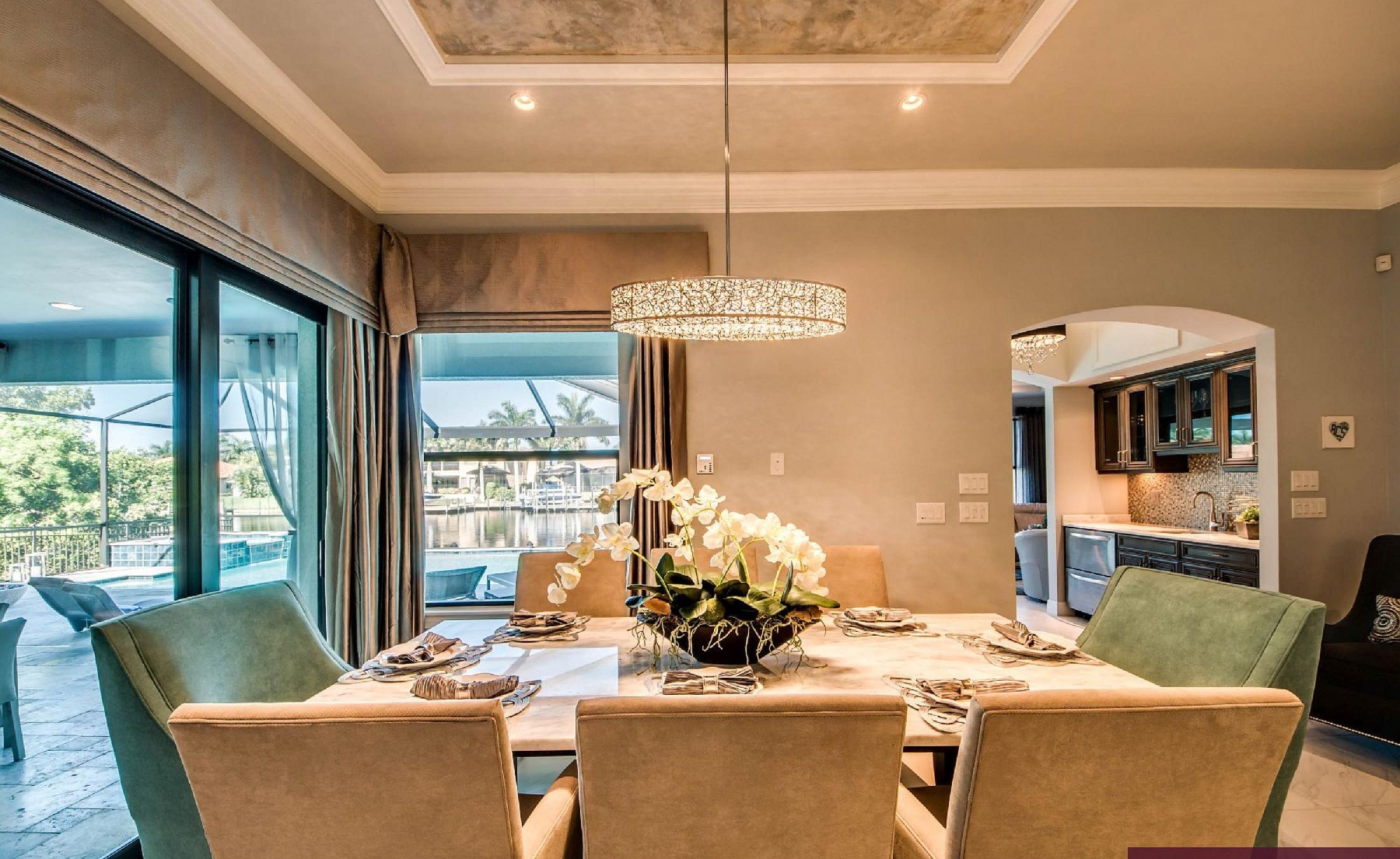 Beheizter Pool mit Spa am Wasser und privatem Bootsdock.