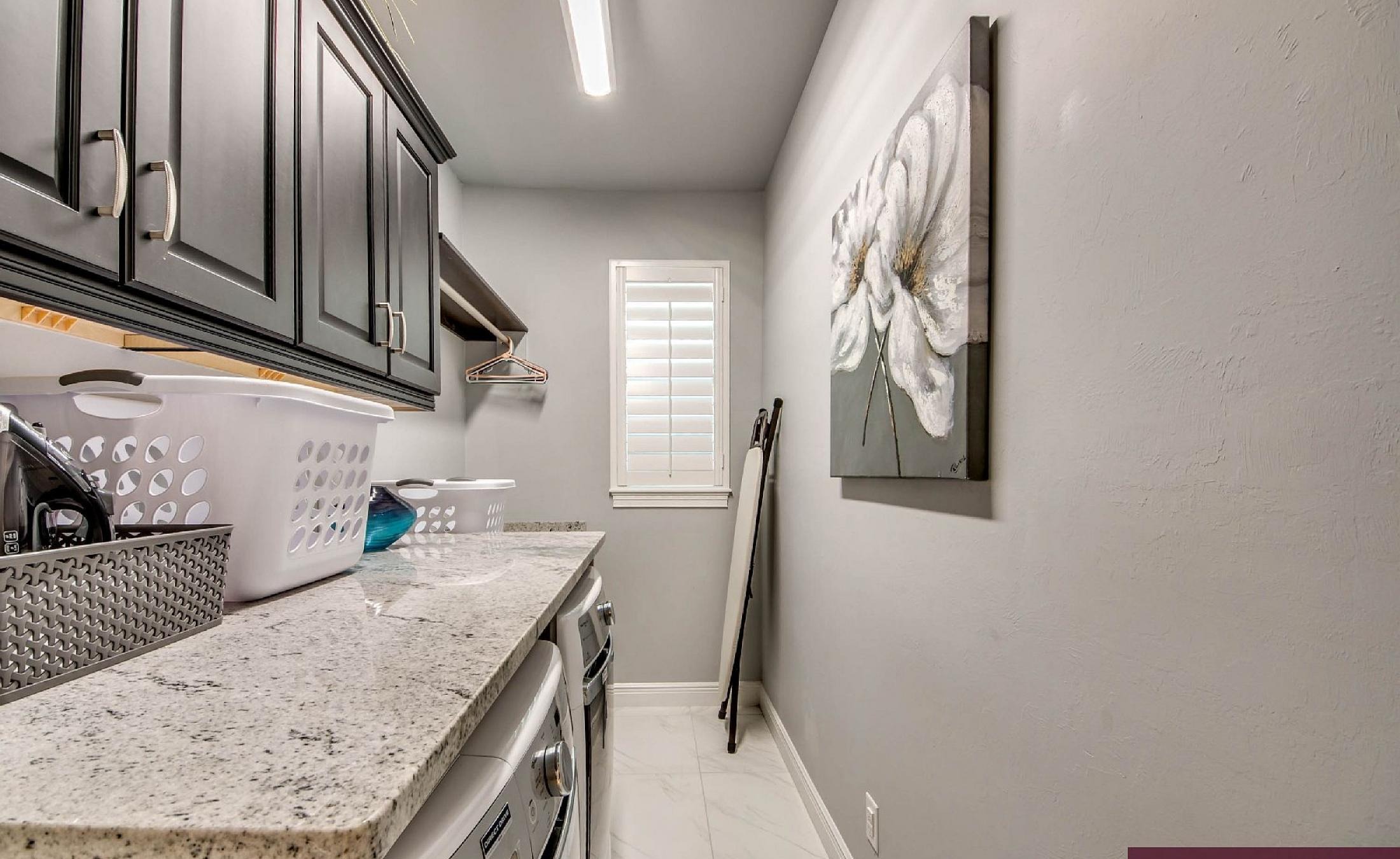 Elektrisch beheizter Pool mit integriertem Spa am Wasser.