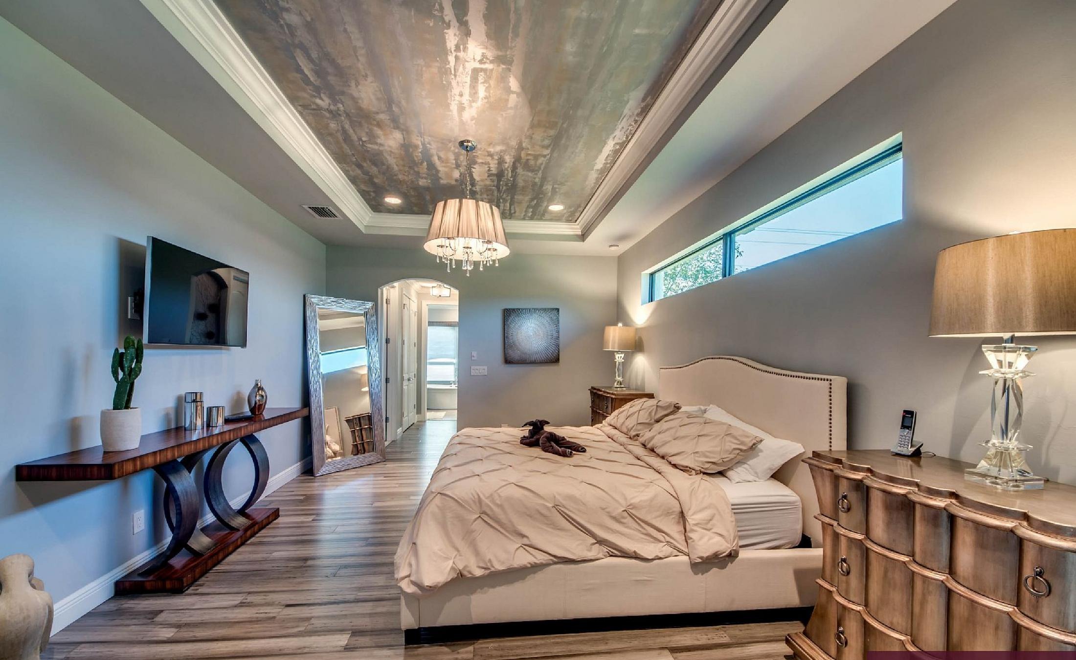 Elektrisch beheizter Pool mit Spa am Wasser und privatem Bootsdock.