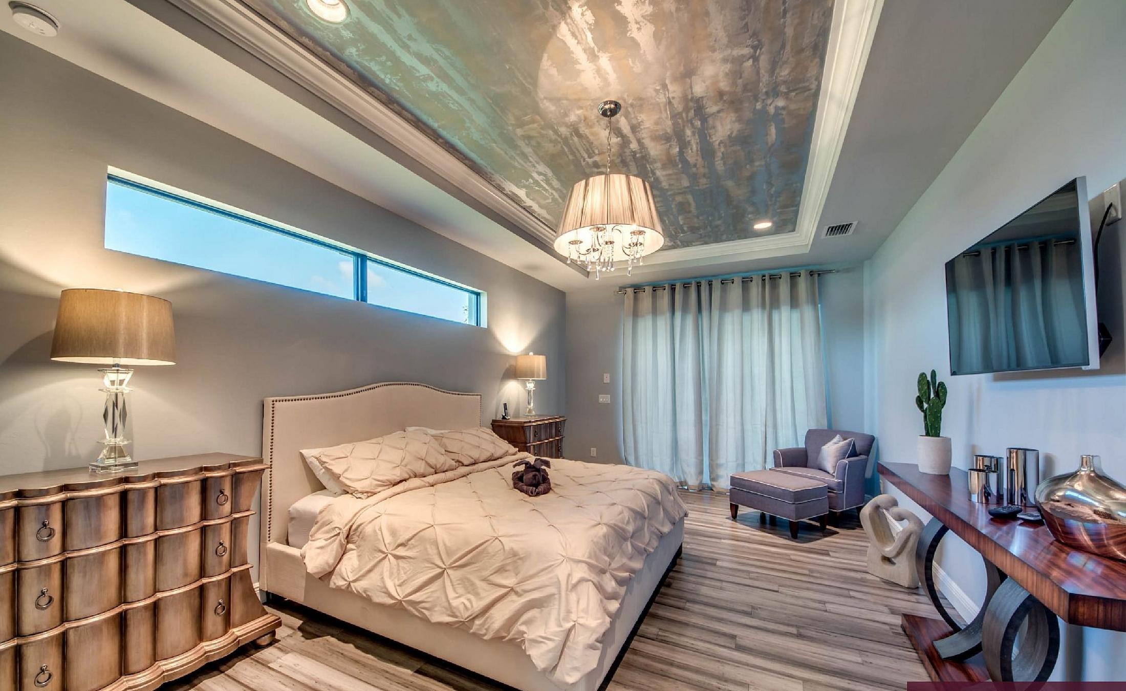 Elektrisch beheizter Pool mit Spa am Wasser mit privatem Bootsdock.