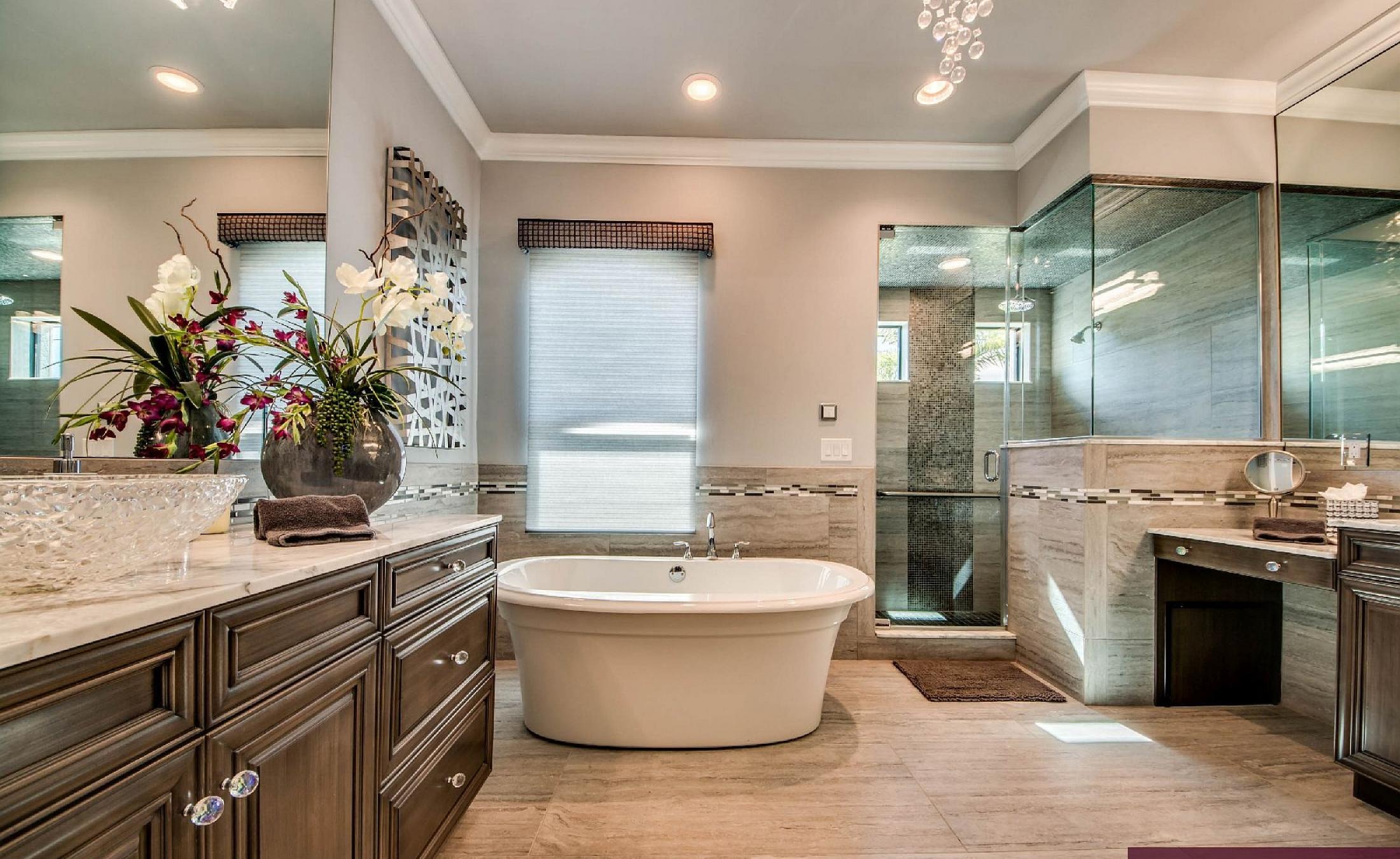 Elektrisch beheizter Pool mit Spa am Wasser mit privatem Bootsdock.