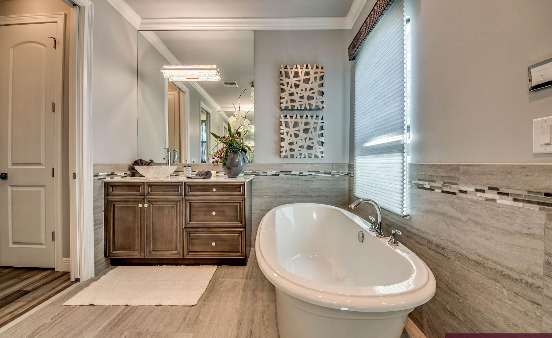 Villa am Wasser mit privatem Bootsdock, beheiztem Pool und Spa in Cape Coral.