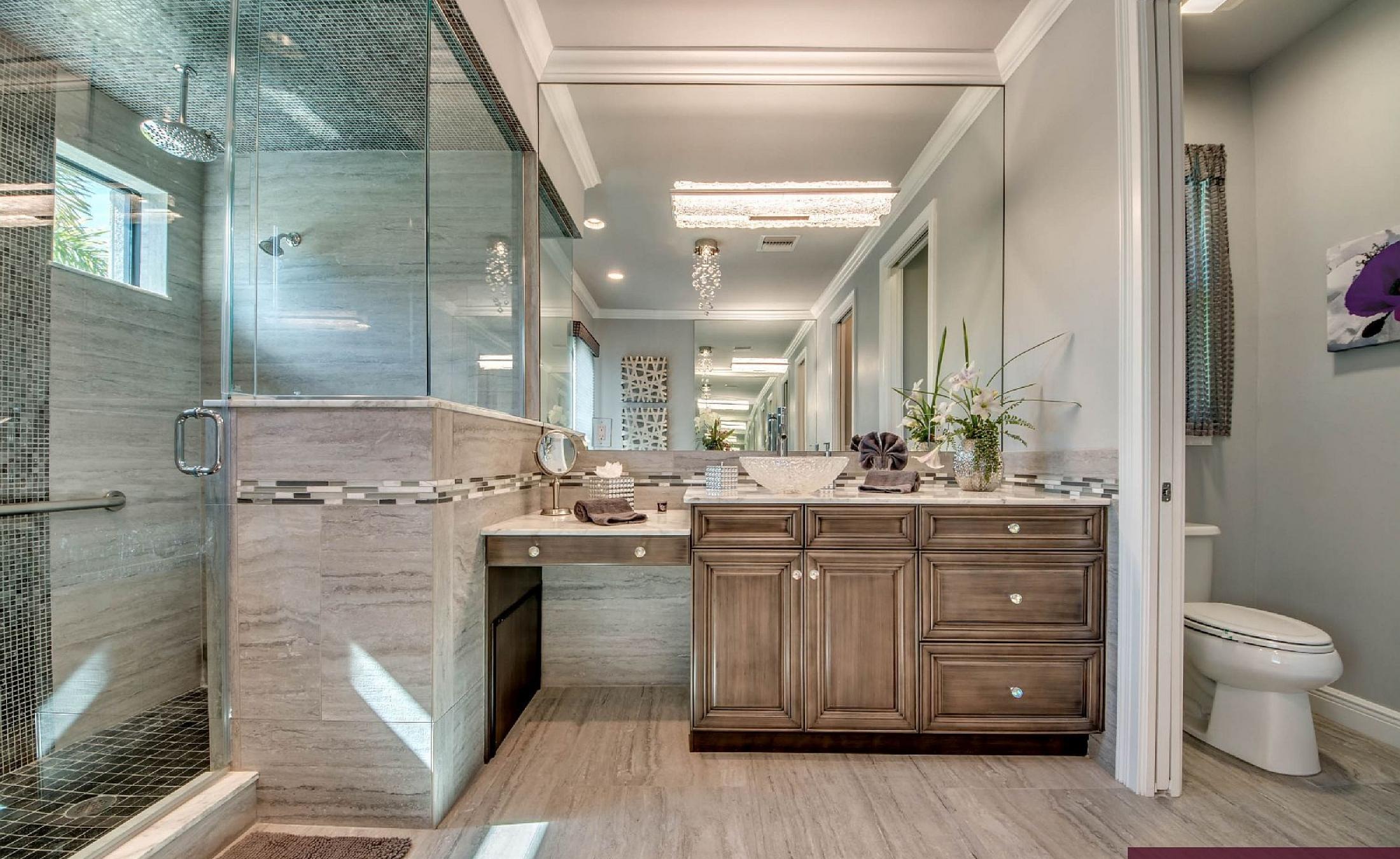 Elektrisch beheizter Pool mit integriertem Spa am Wasser.