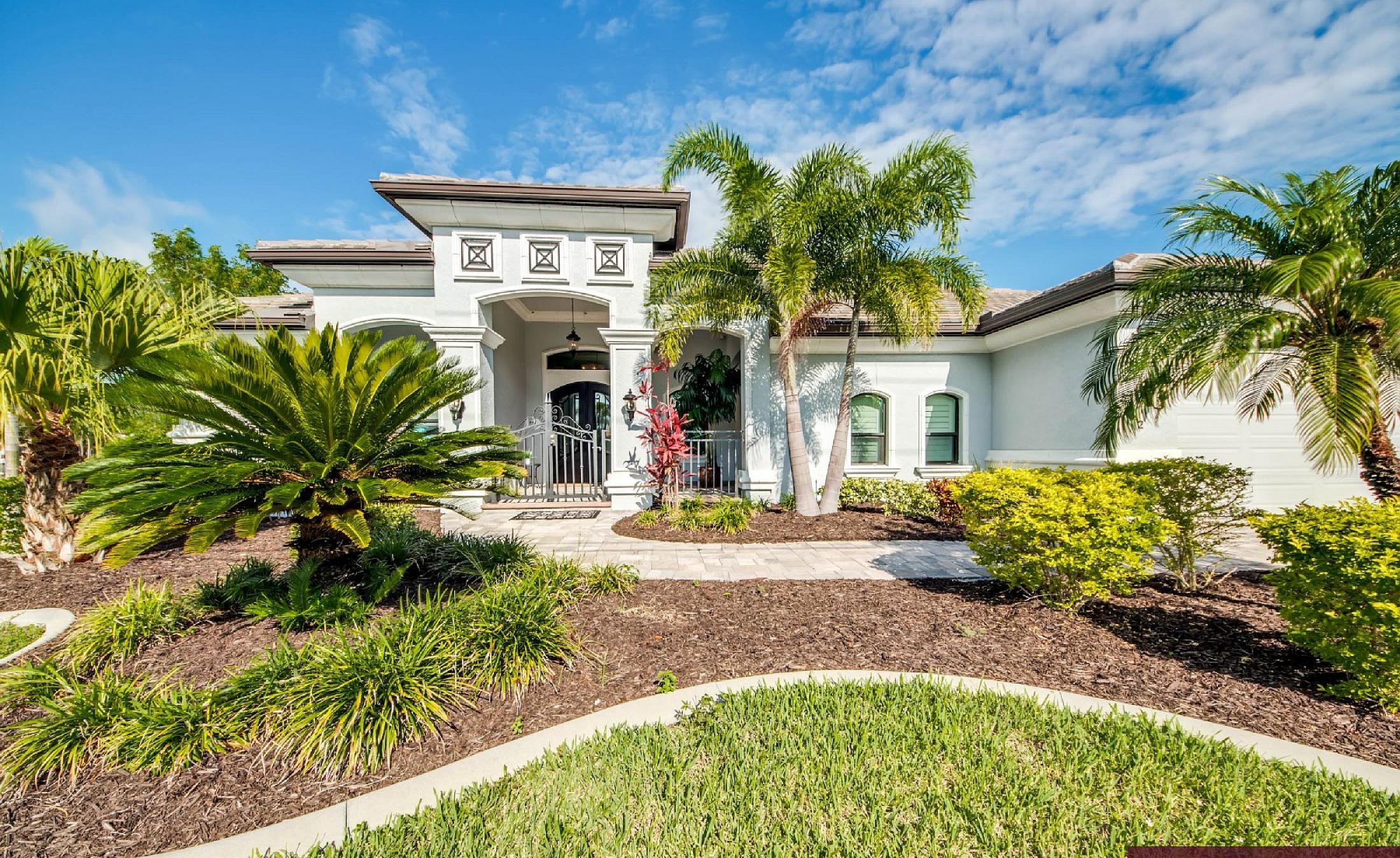 Elektrisch beheizter Pool mit integriertem Spa am Wasser.