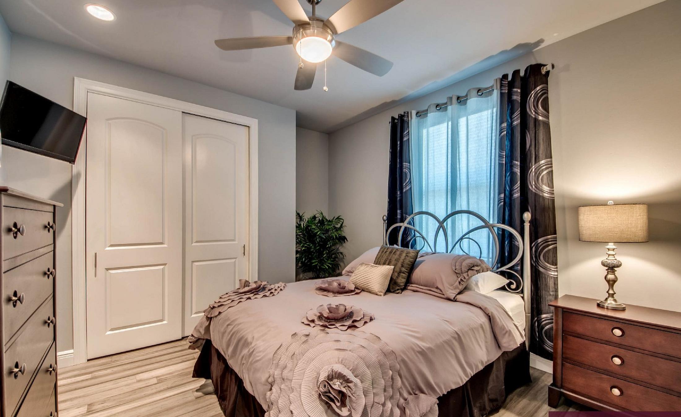 Villa am Wasser mit privatem Bootsdock und beheiztem Pool mit Spa.