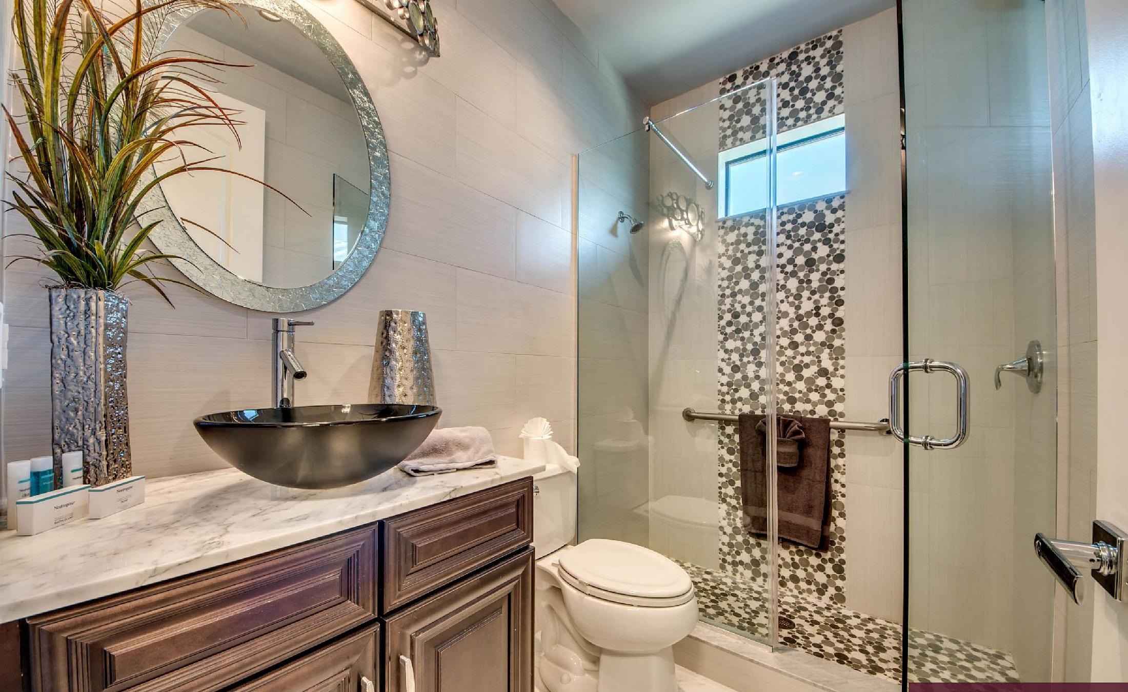 Elektrisch beheizter Pool mit Spa am Wasser und privatem Bootsdock.