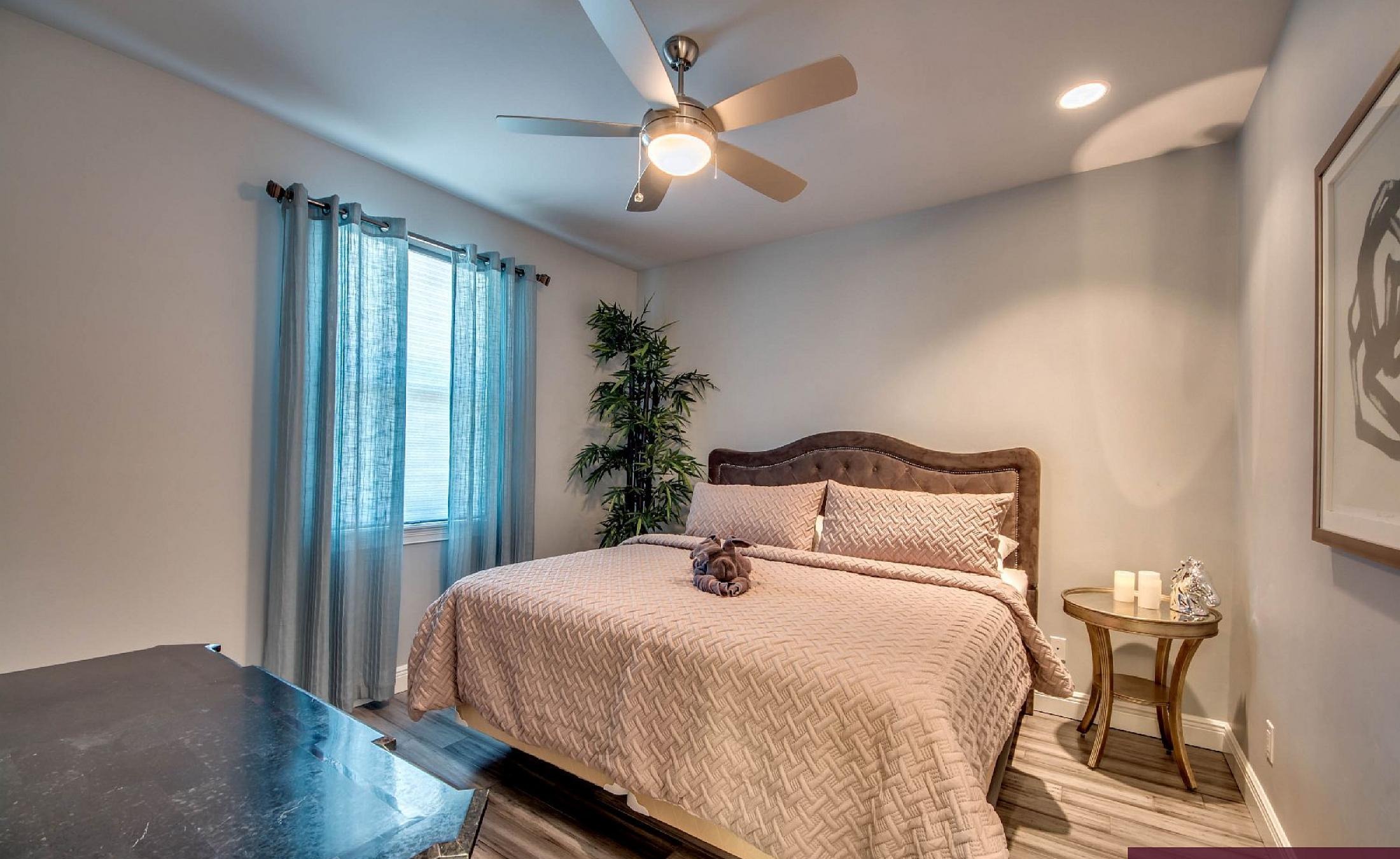 Elektrisch beheizter Pool mit Spa am Wasser mit privatem Bootsdock.