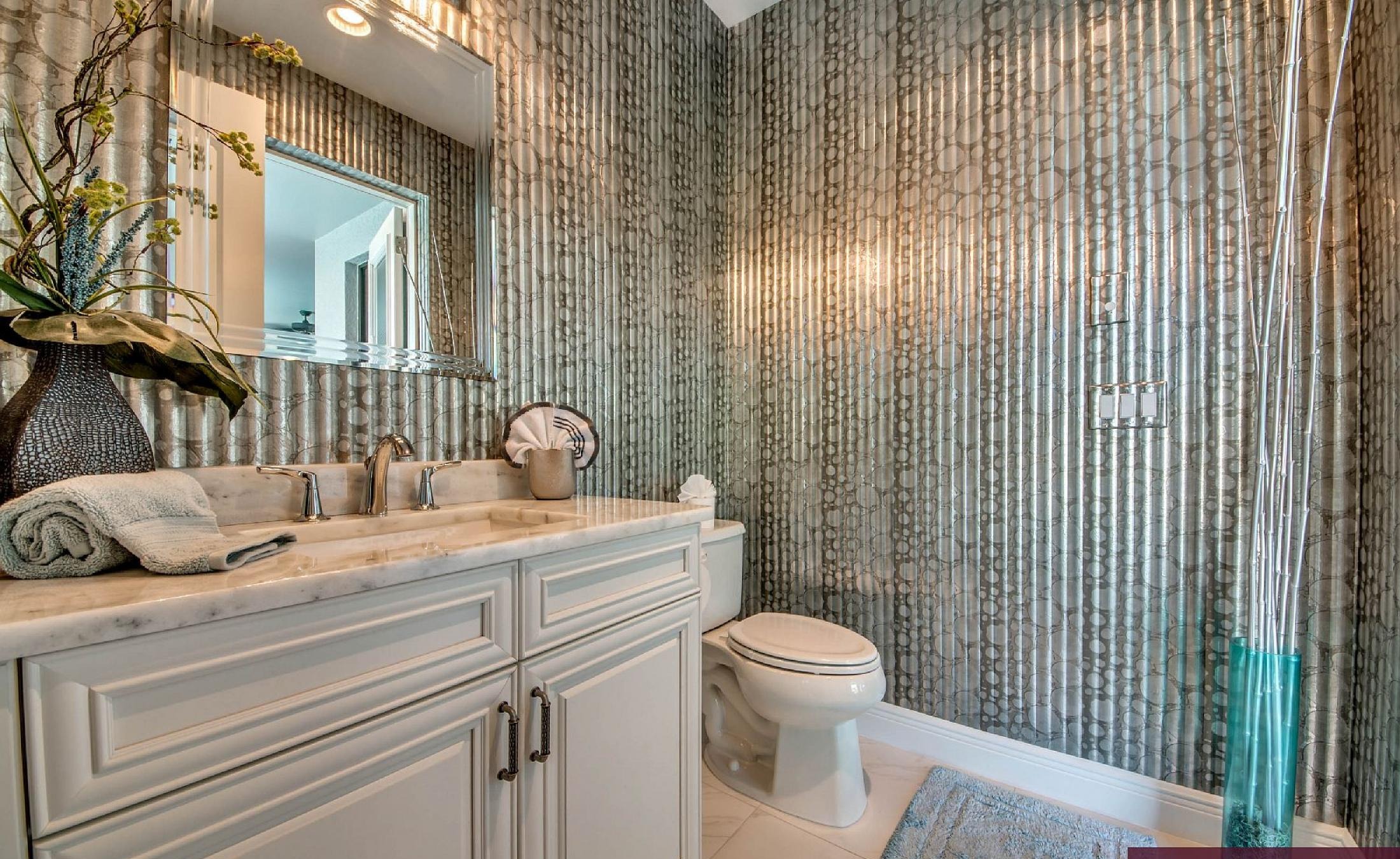 Villa am Wasser mit privatem Bootsdock, Pool und Spa in Cape Coral, Florida.