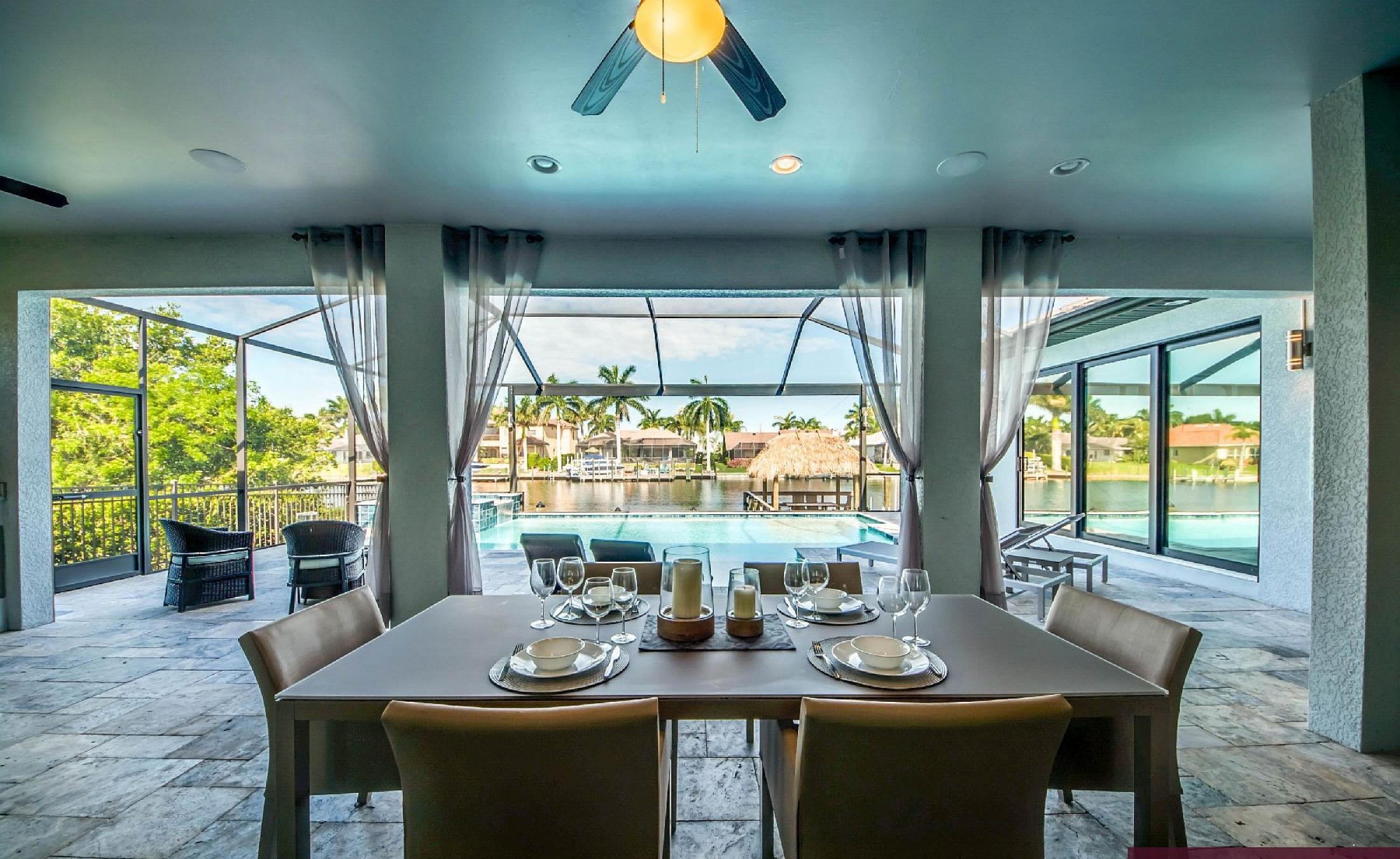 Elektrisch beheizter Pool mit integriertem Spa am Wasser.