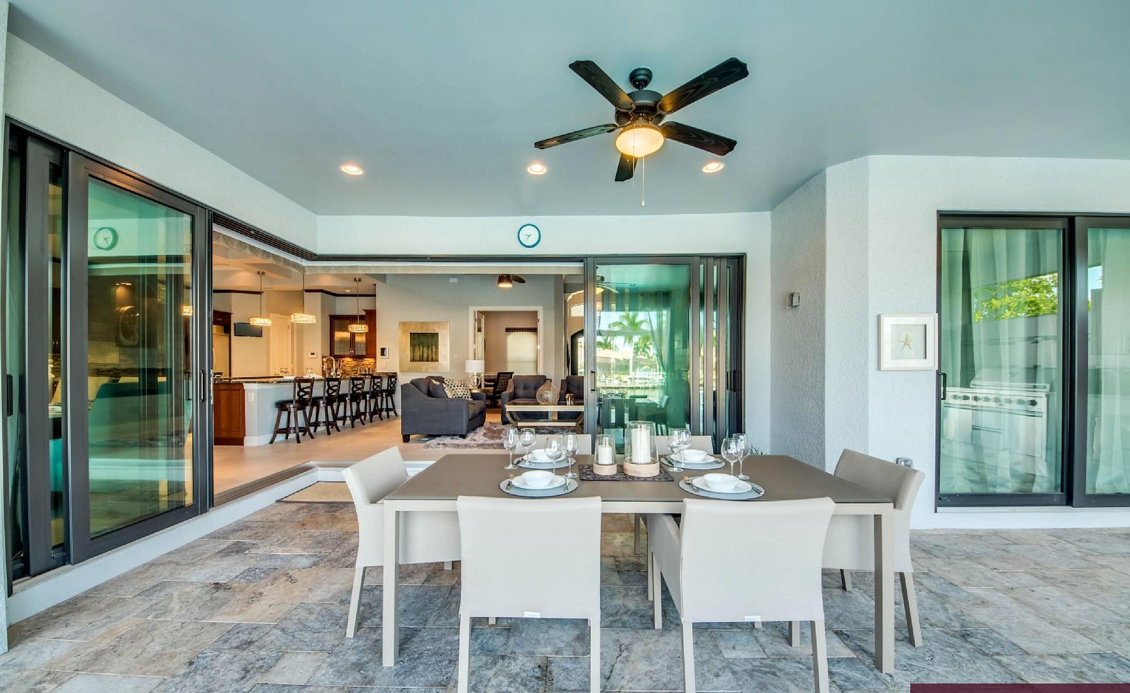 Villa am Wasser mit privatem Bootsdock und Pool mit Spa