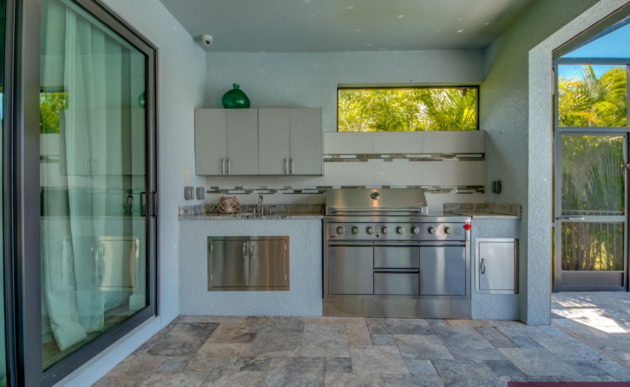 Elektrisch beheizter Pool mit Spa am Wasser.