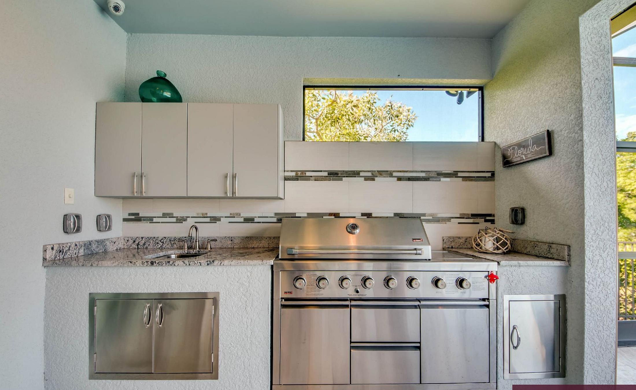 Elektrisch beheizter Pool mit Spa am Wasser und privatem Bootsdock.