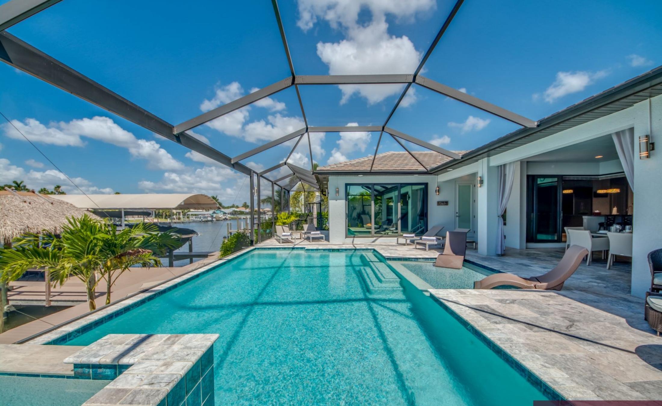 Elektrisch beheizter Pool mit Spa am Wasser mit privatem Bootsdock.