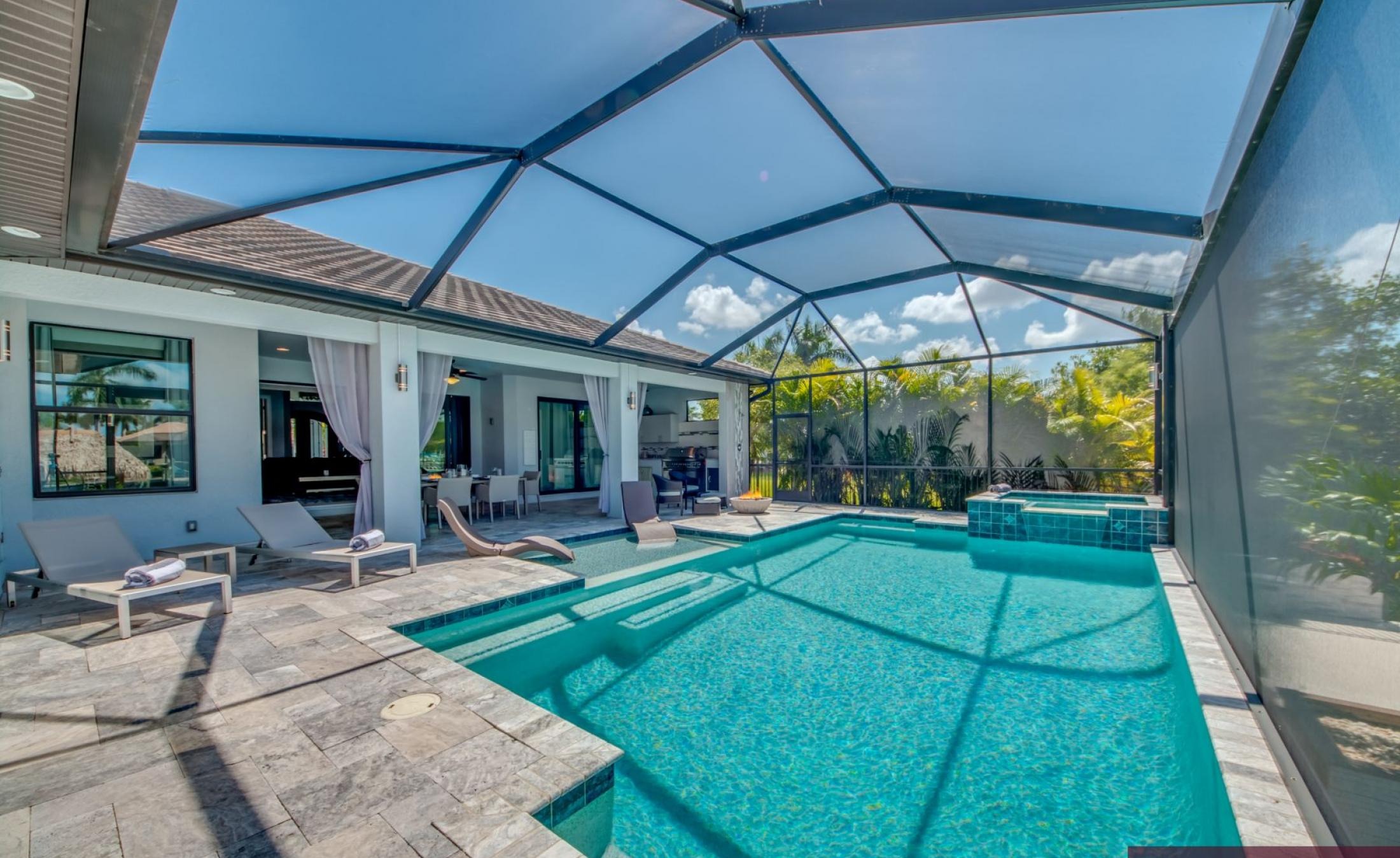 Villa am Wasser in Cape Coral mit privatem Bootsdock und beheiztem Pool mit Spa.