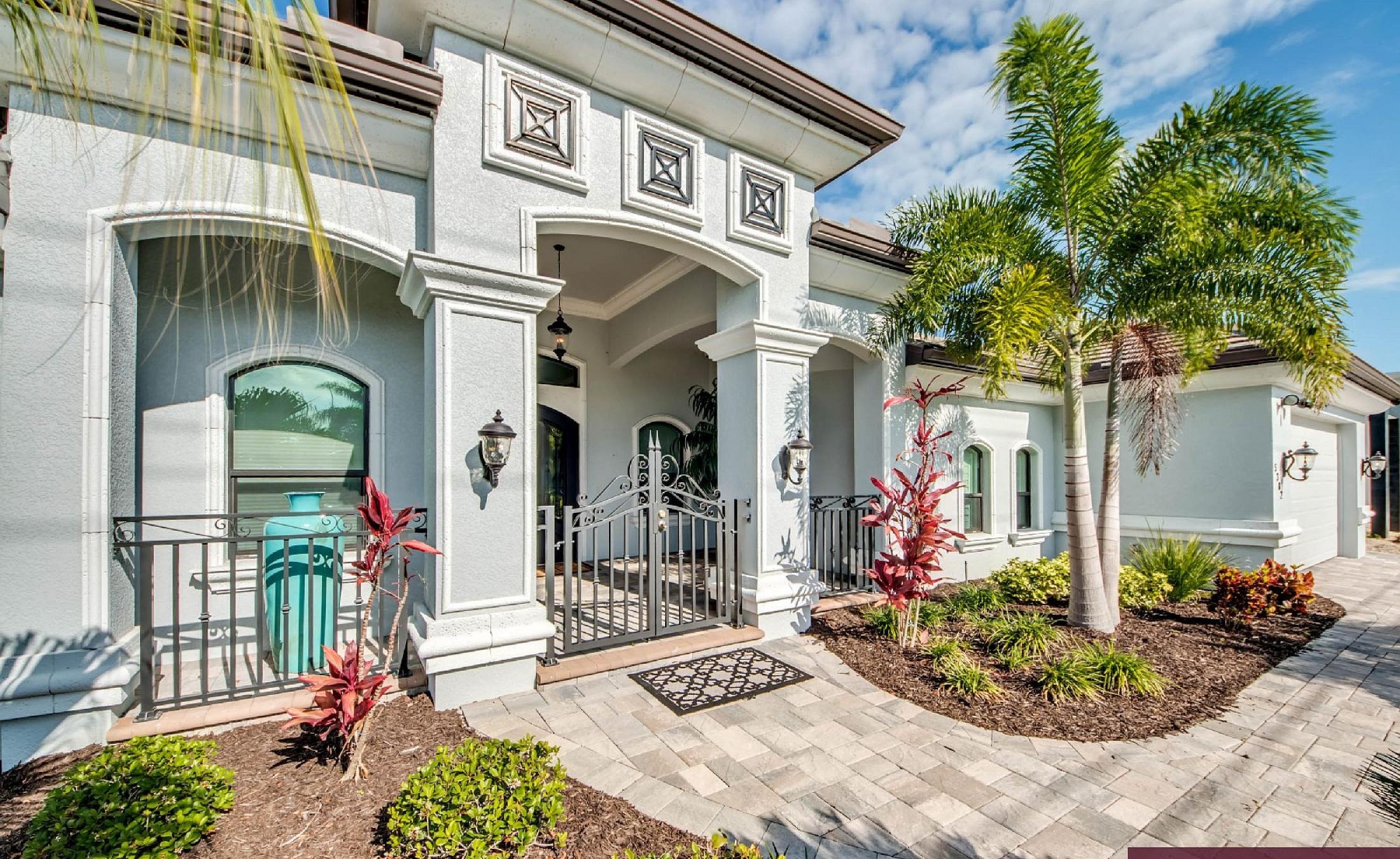 Elektrisch beheizter Pool mit Spa am Wasser und privatem Bootsdock.