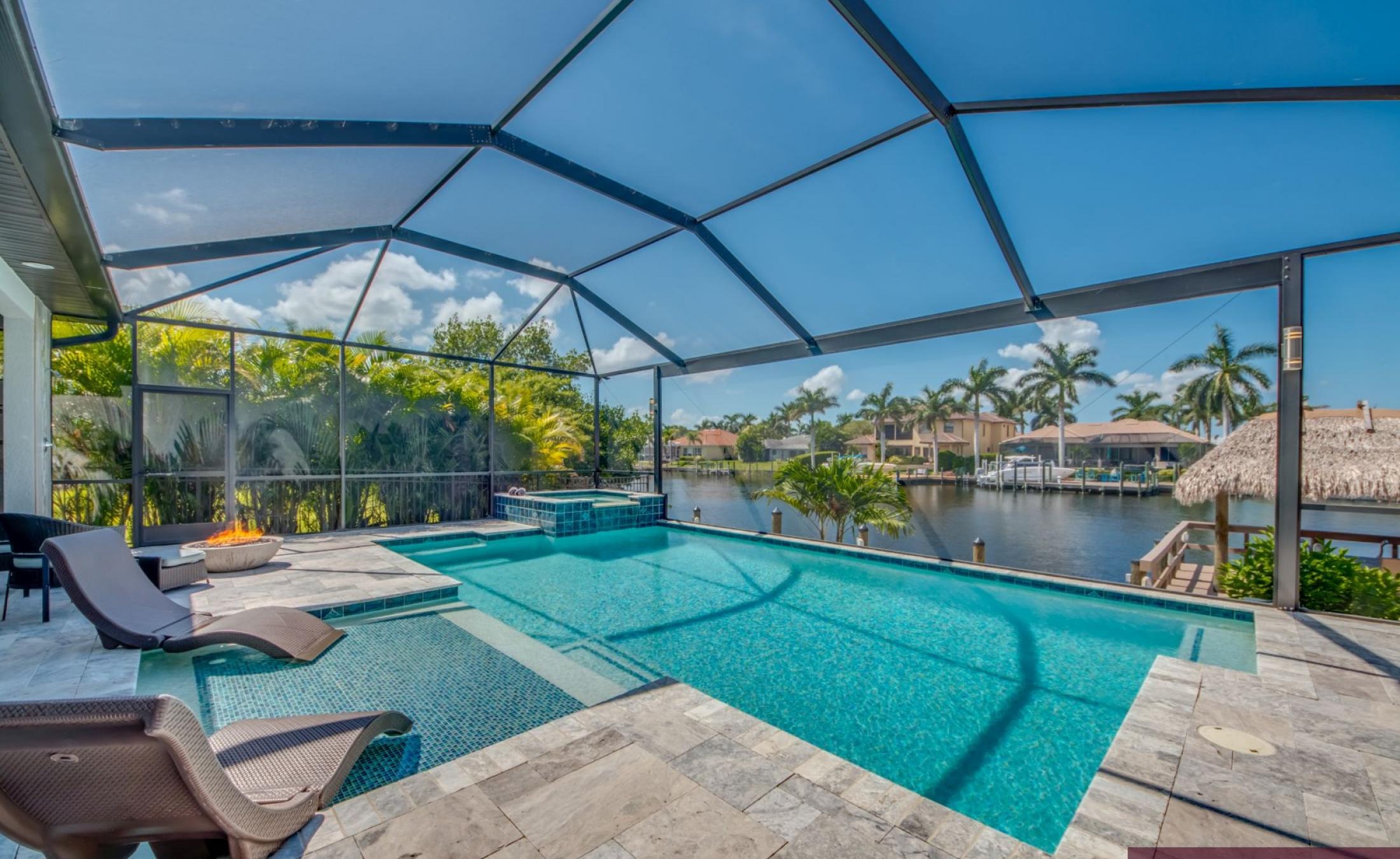 Villa am Wasser mit privatem Bootsdock und Pool mit Spa in Cape Coral, Florida.
