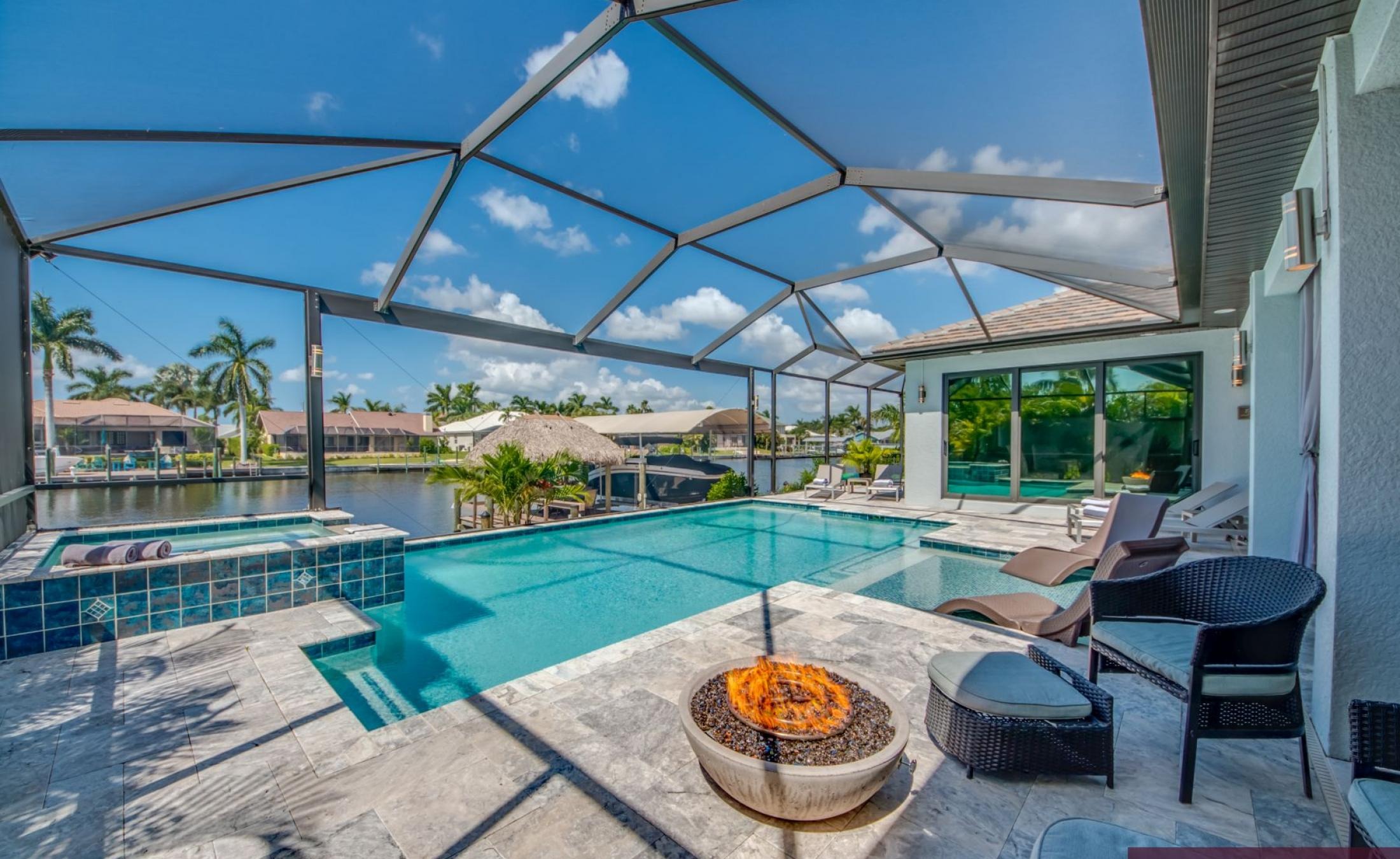 Elektrisch beheizter Pool mit Spa am Wasser mit privatem Bootsdock.