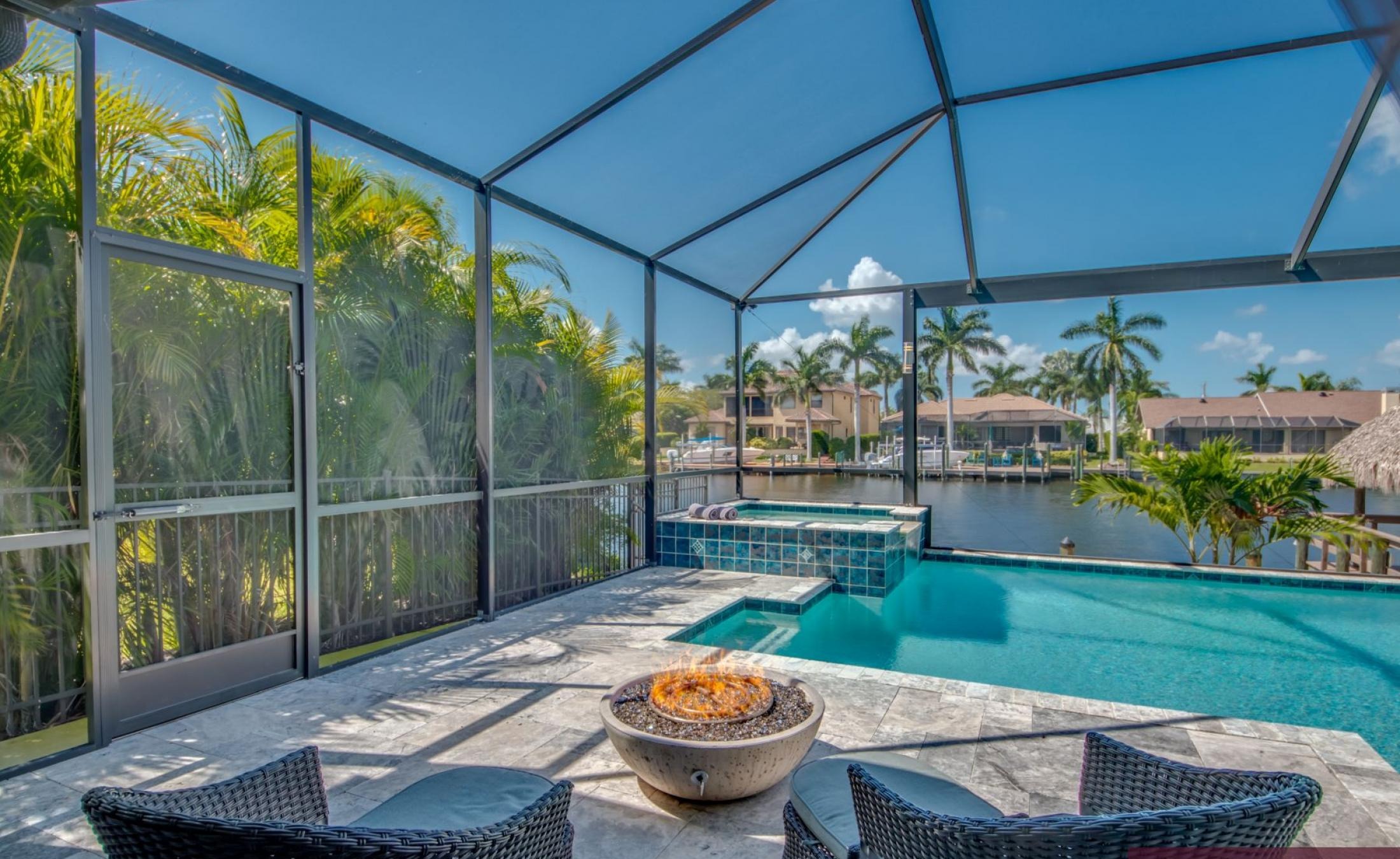 Wohnbereich mit Kamin und Sitzgelegenheiten