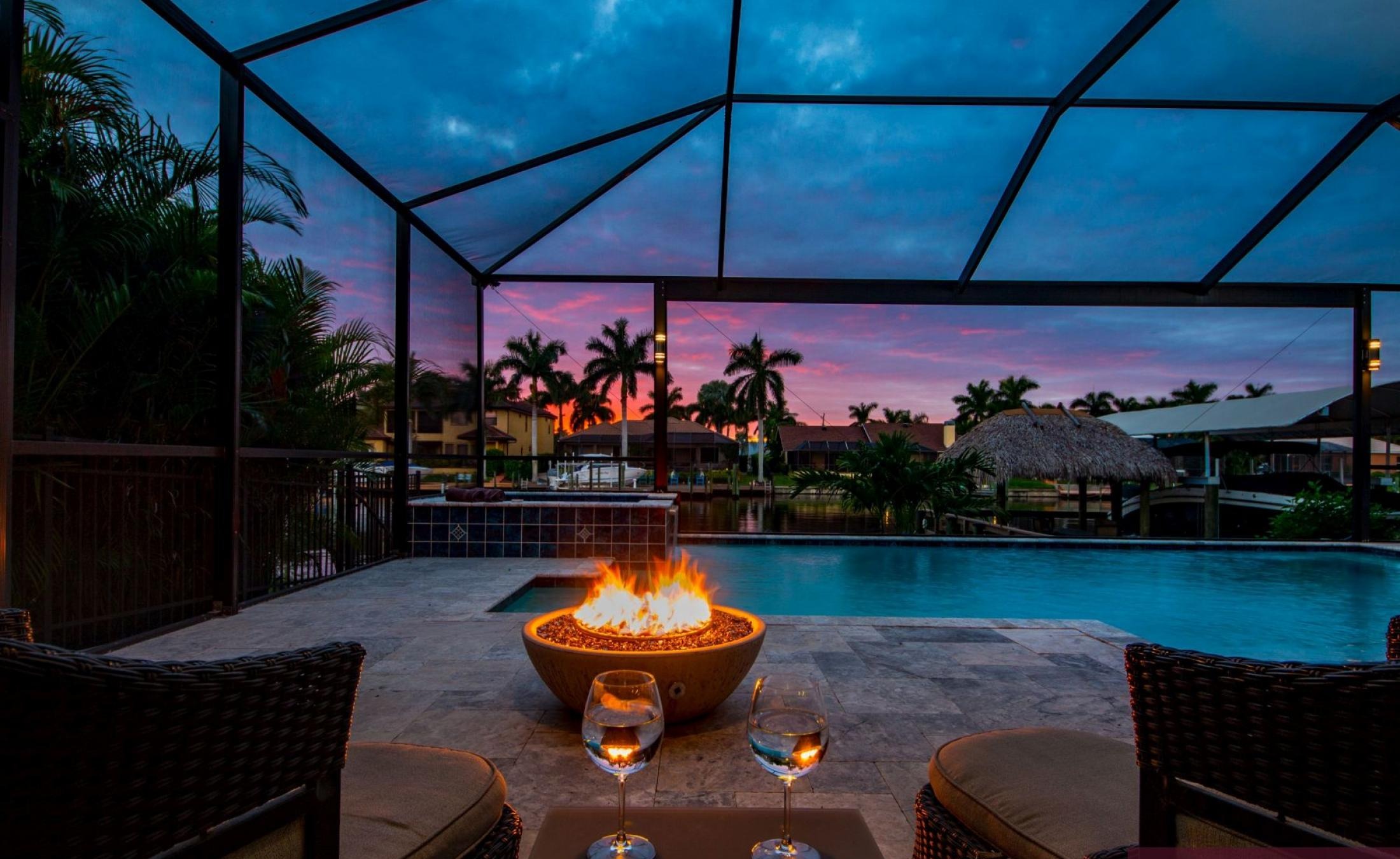 Elektrisch beheizter Pool mit integriertem Spa am Wasser.