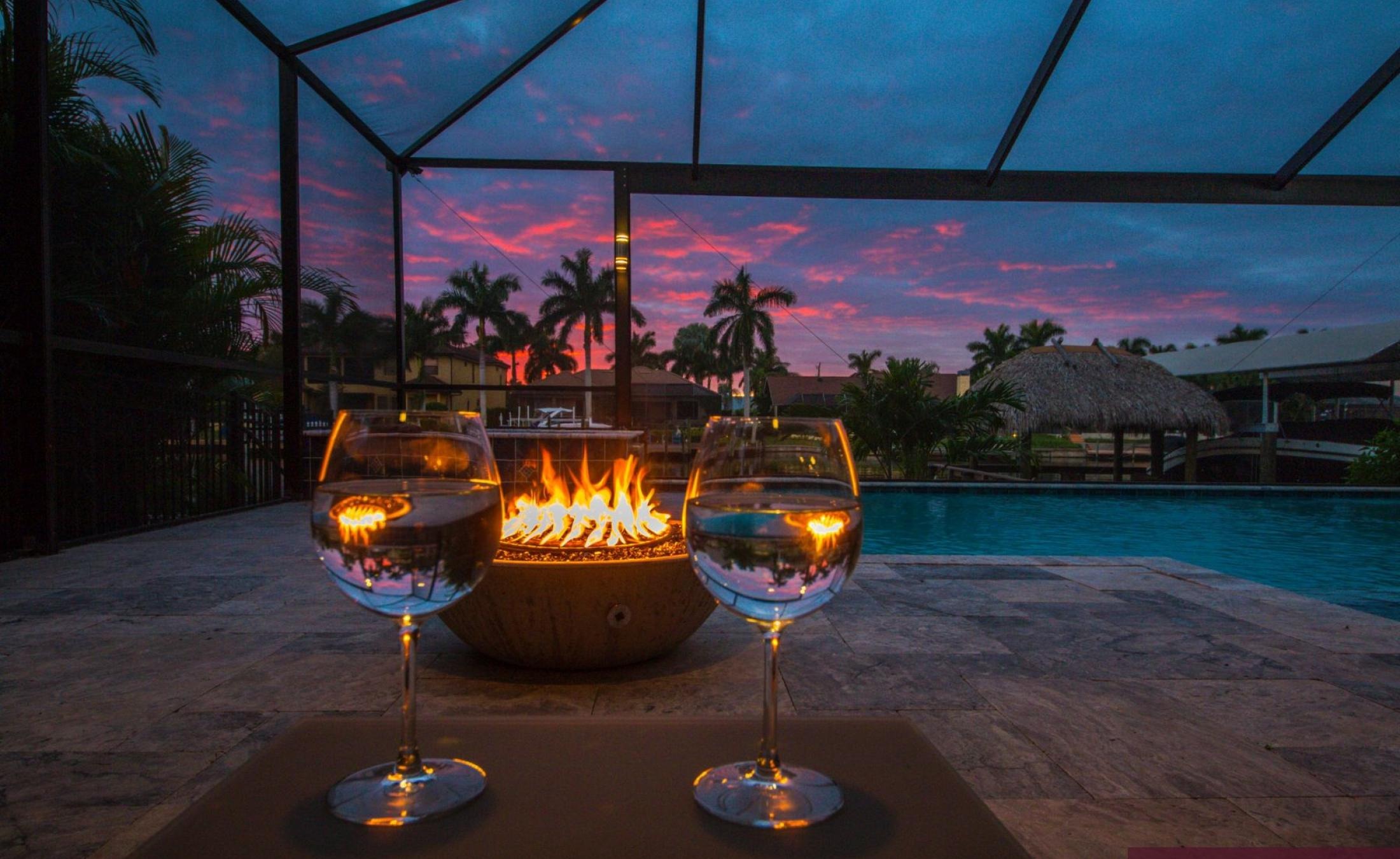 Elektrisch beheizter Pool mit Spa am Wasser und privatem Bootsdock.