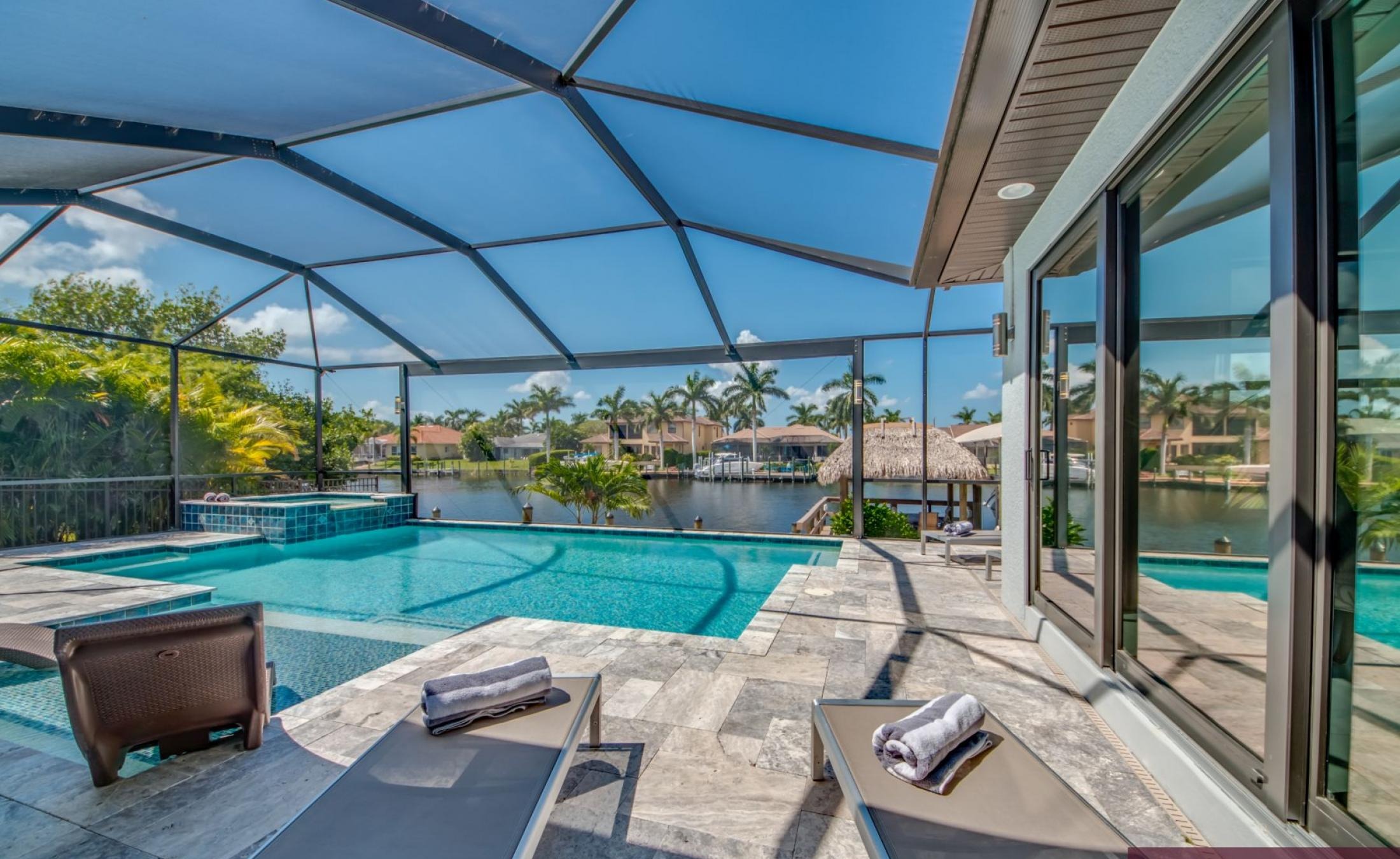 Elektrisch beheizter Pool mit Spa am Wasser und privatem Bootsdock.