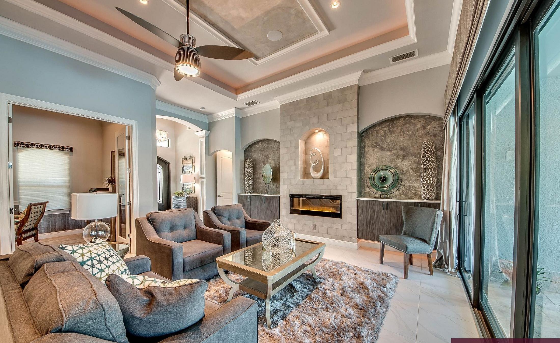 Elektrisch beheizter Pool mit Spa am Wasser und privatem Bootsdock.