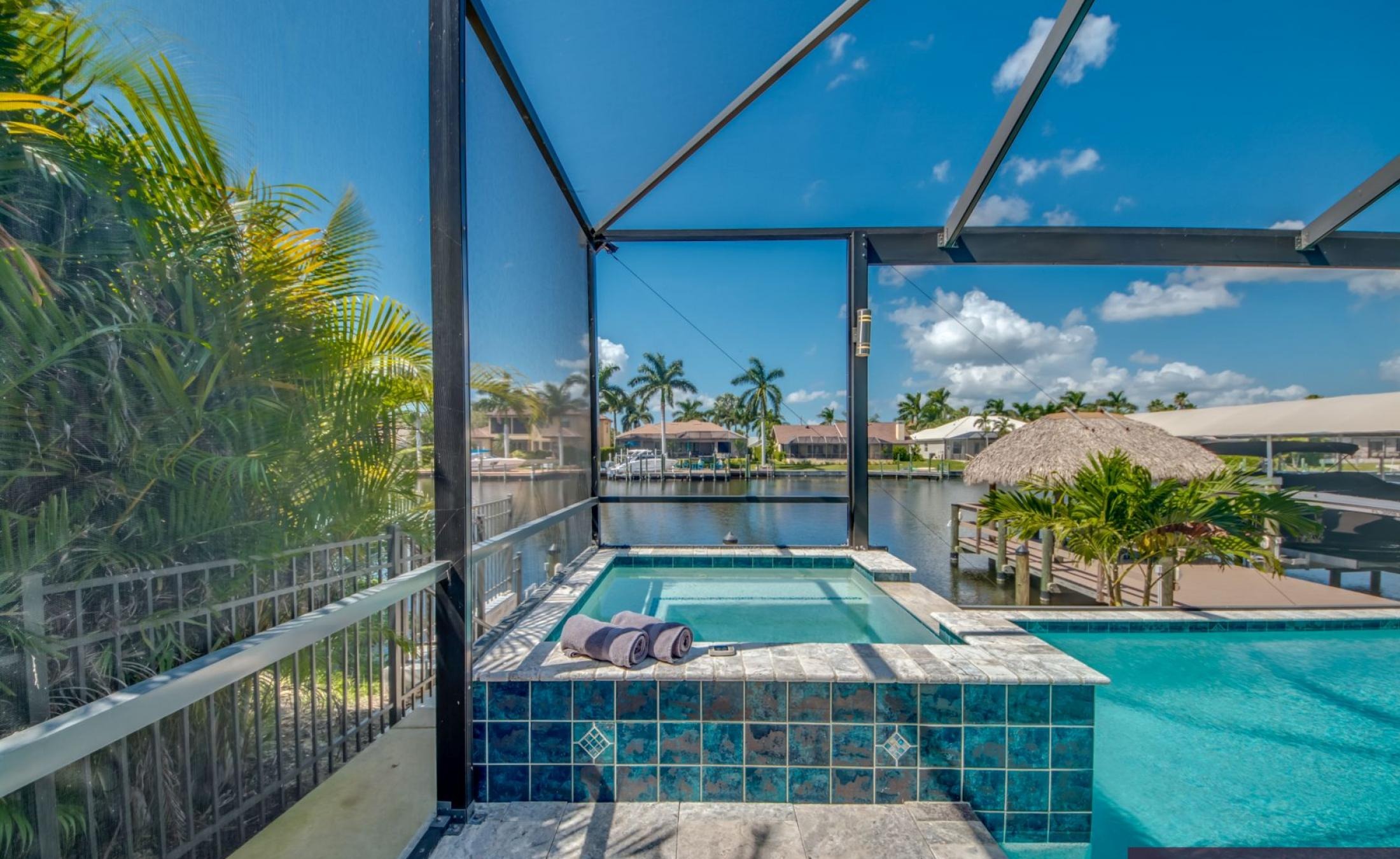 Villa am Wasser mit privatem Bootsdock, beheiztem Pool und Spa.