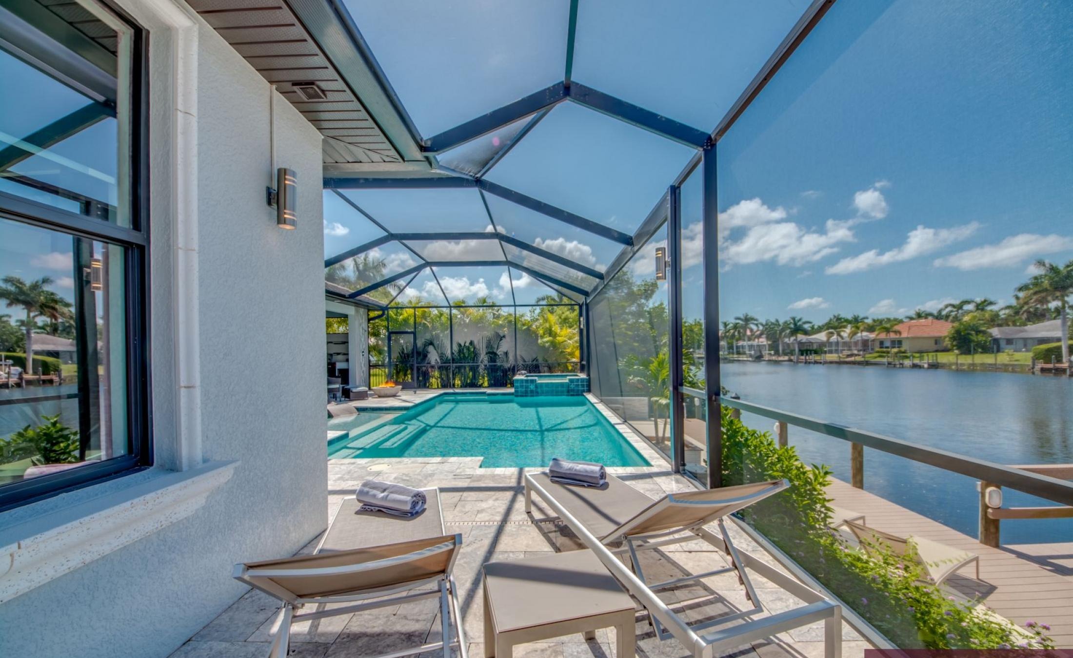 Villa direkt am Wasser in Cape Coral mit privatem Bootsdock und beheiztem Pool mit Spa.