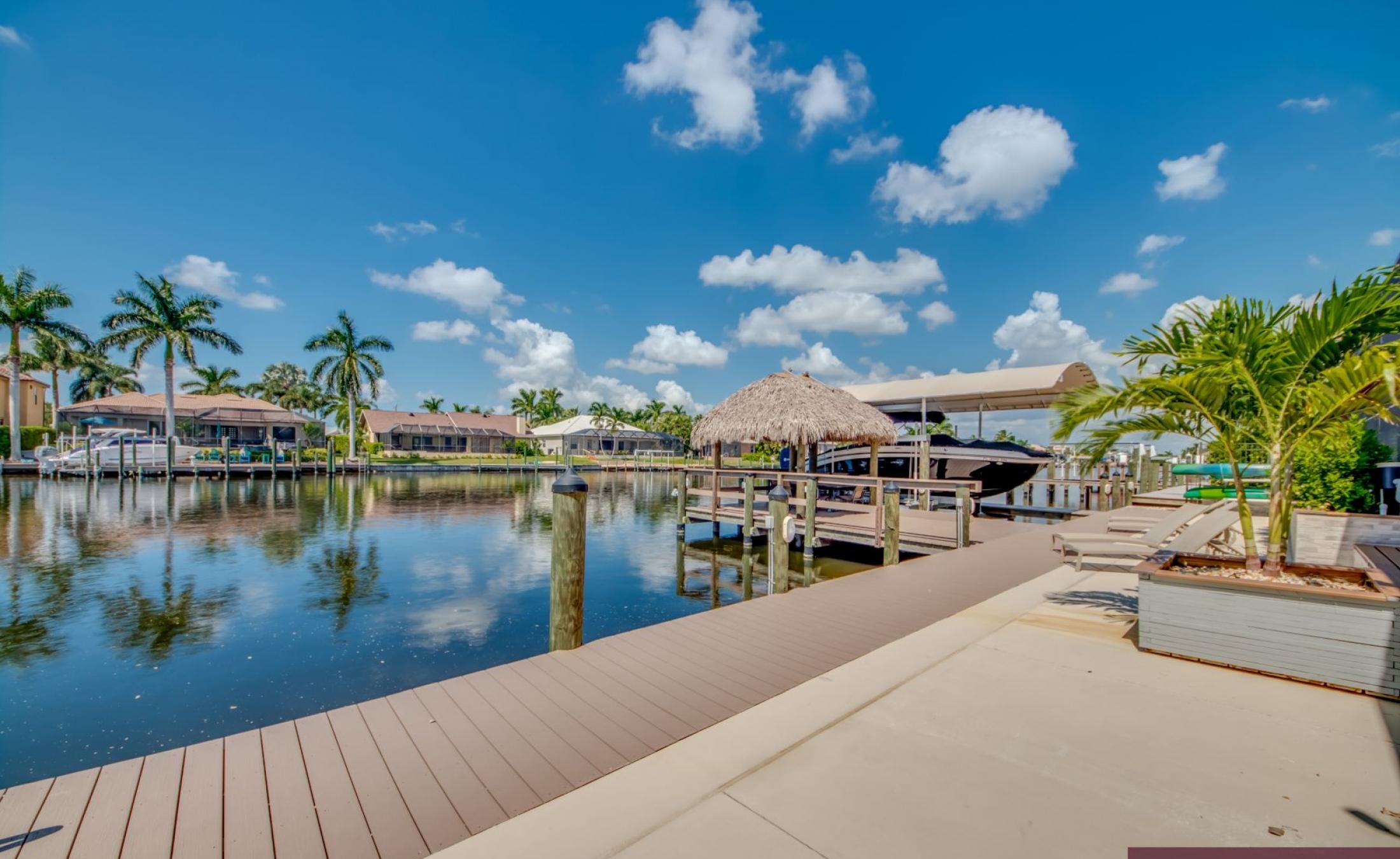 Elektrisch beheizter Pool mit integriertem Spa am Wasser mit privatem Bootsdock.