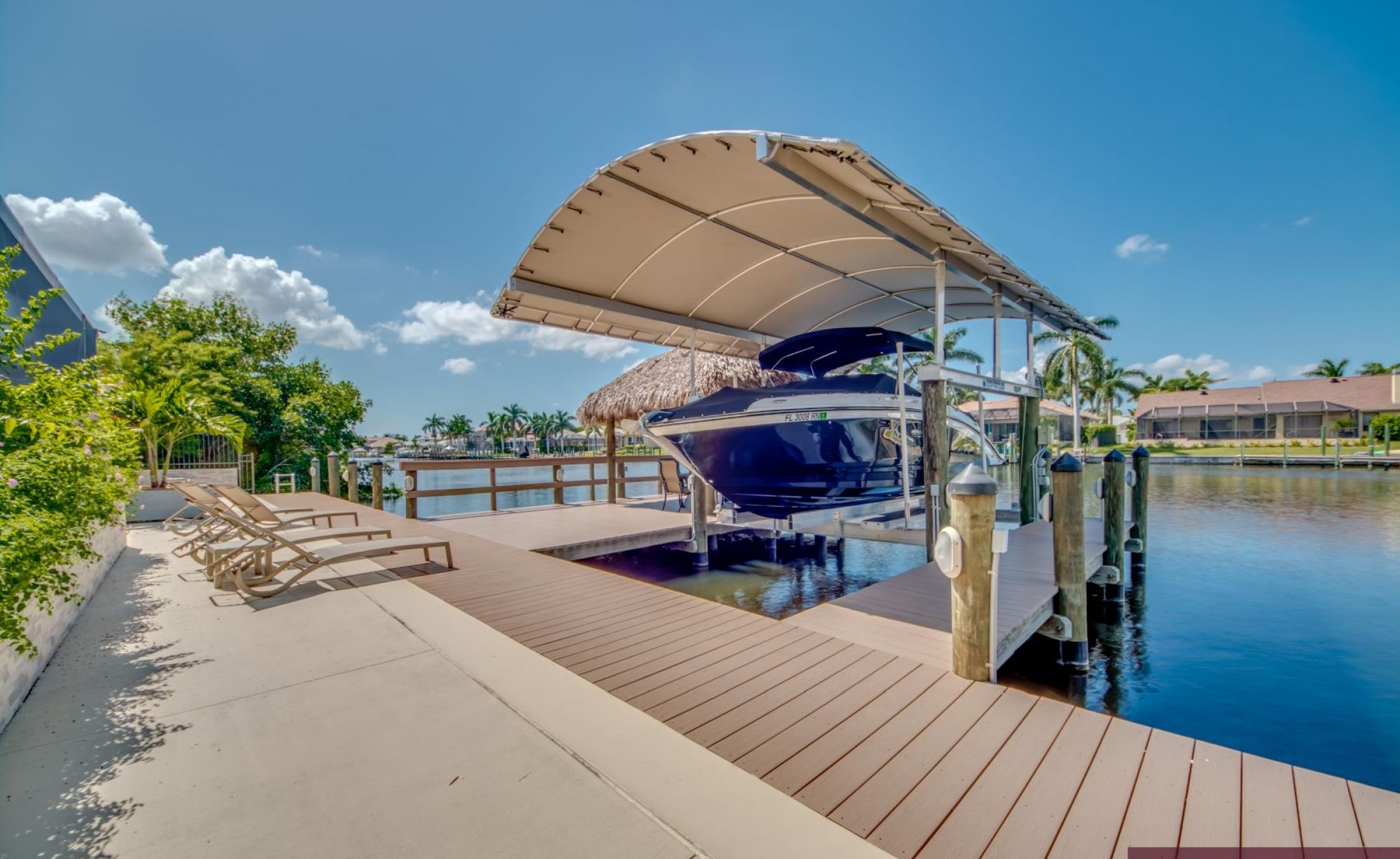 Villa am Wasser mit privatem Bootsdock, Pool und Spa in Cape Coral.