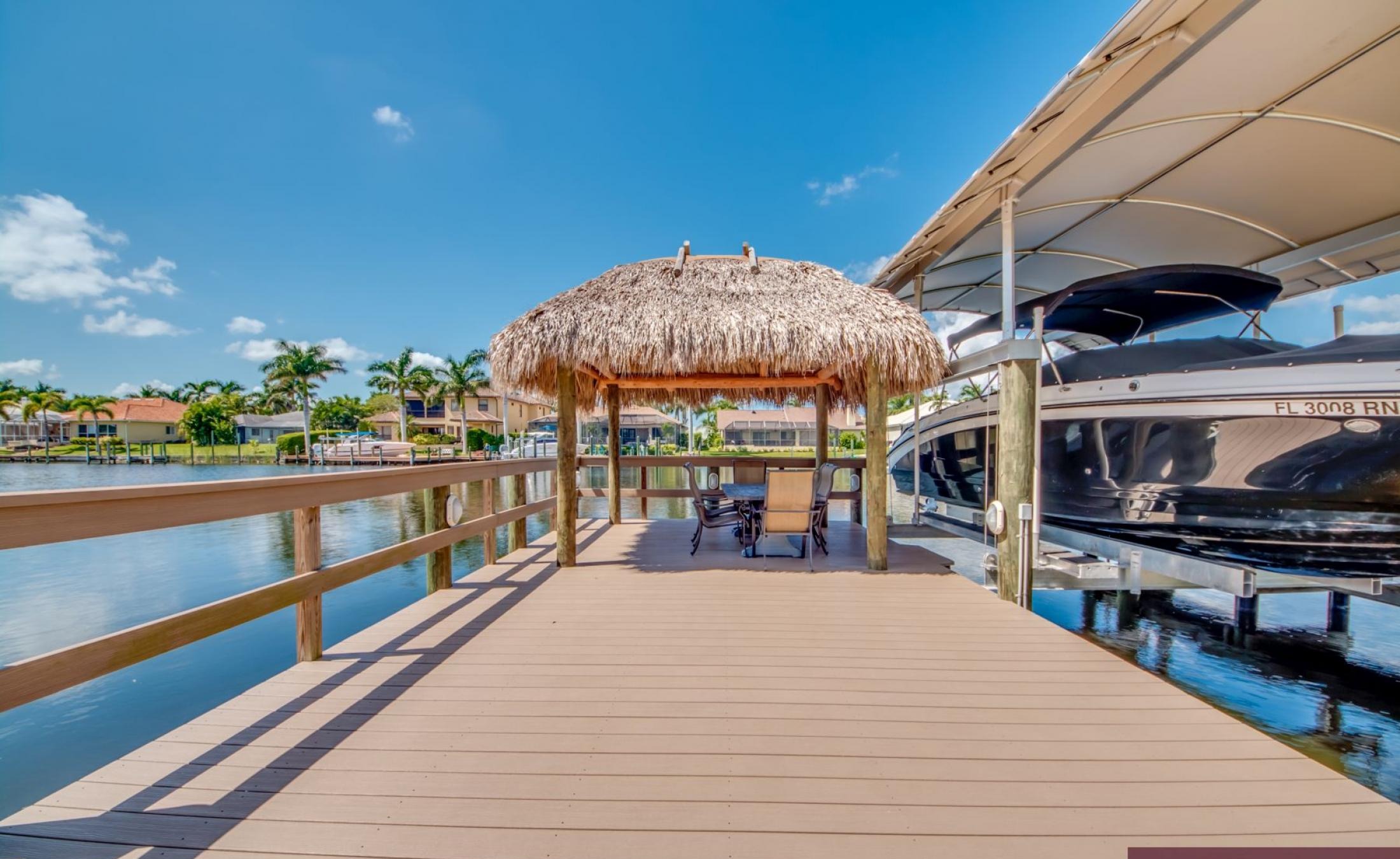 Elektrisch beheizter Pool mit Spa am Wasser und privatem Bootsdock.