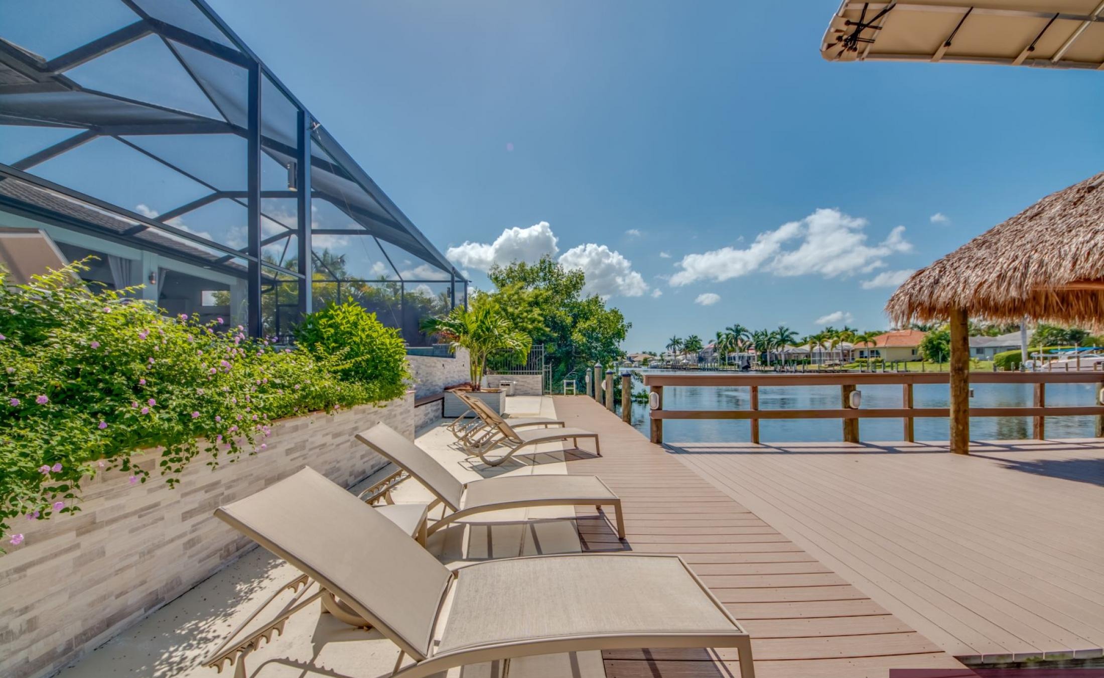 Elektrisch beheizter Pool mit Spa am Wasser mit privatem Bootsdock.